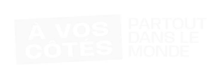 Texte en français: "À vos côtes, partout dans le monde" sur fond noir, avec des lettres blanches.
