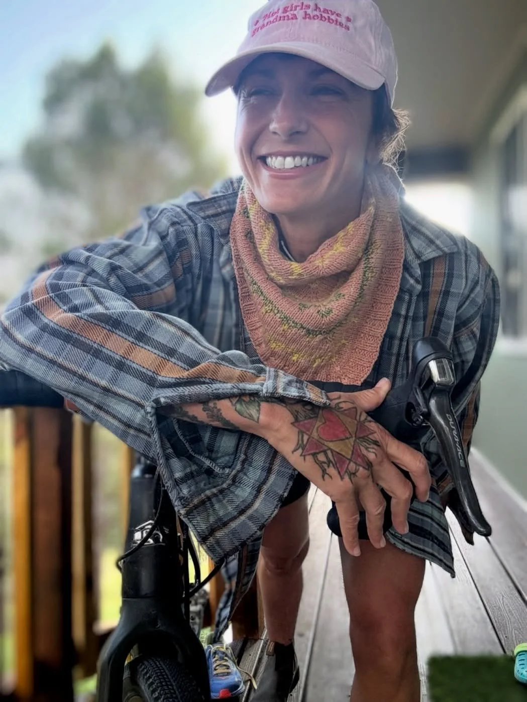 Let&rsquo;s give a warm welcome to the Road Trip Kerchief by @brianaarlene 💗💛🧶

This was a super fun stash-busting project. This design uses mosaic colorwork and features the option to create a buttonhole opening to wear around your neck or you ca