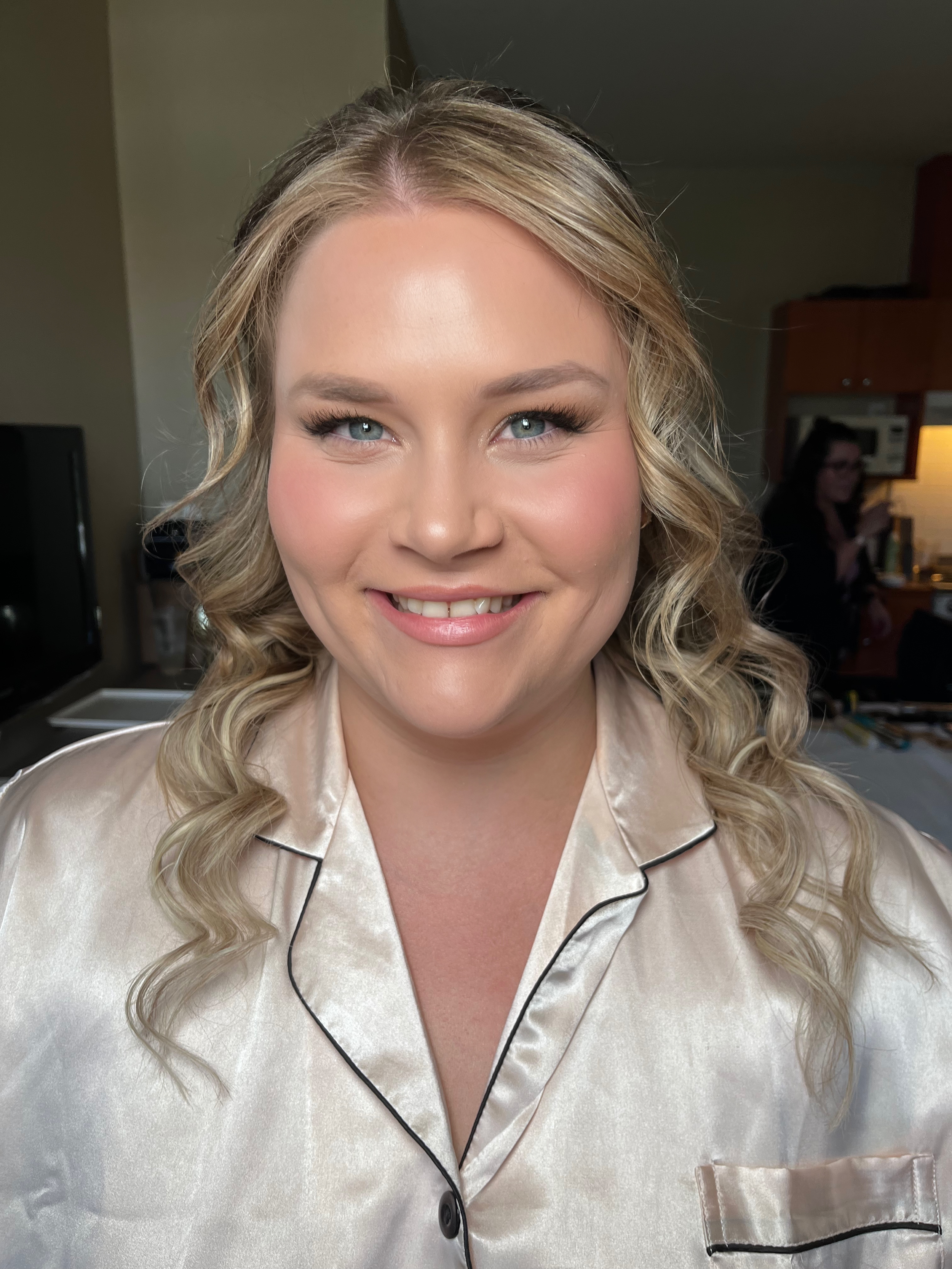 Soft glam bridal makeup on a blonde with glowing skin, defined eyes and a natural pink lip.