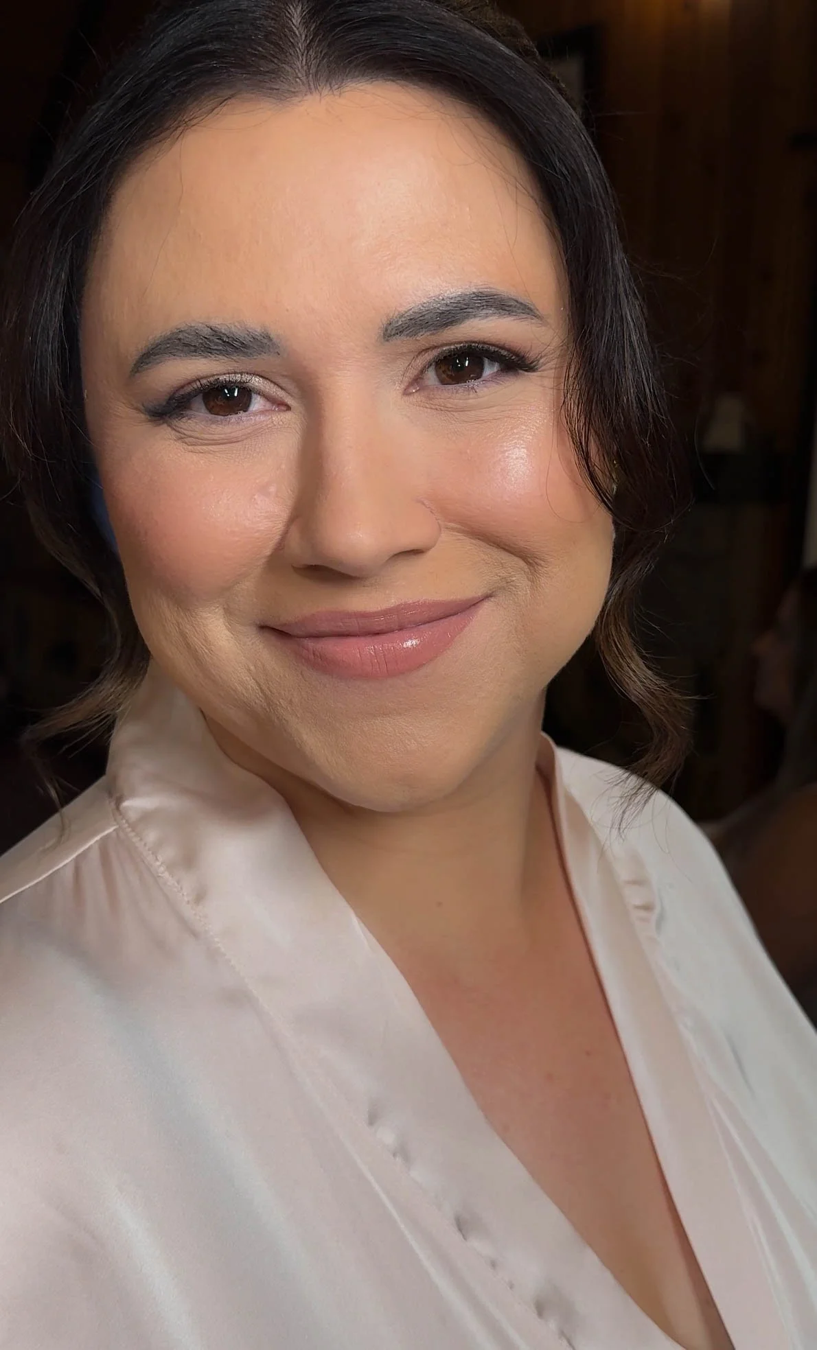 Natural soft glam with glowing skin, warm blush and a soft neutral lip.