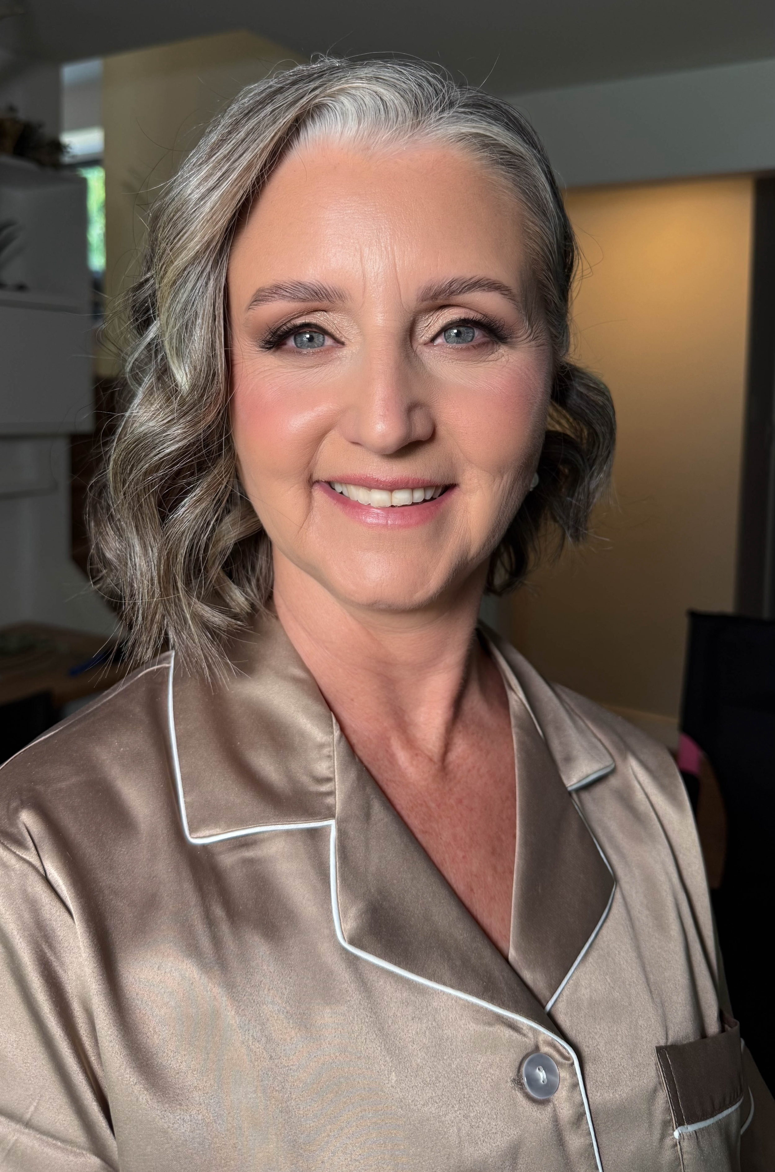 Elegant makeup on mature skin with a radiant complexion, defined eyes and a soft pink lip.