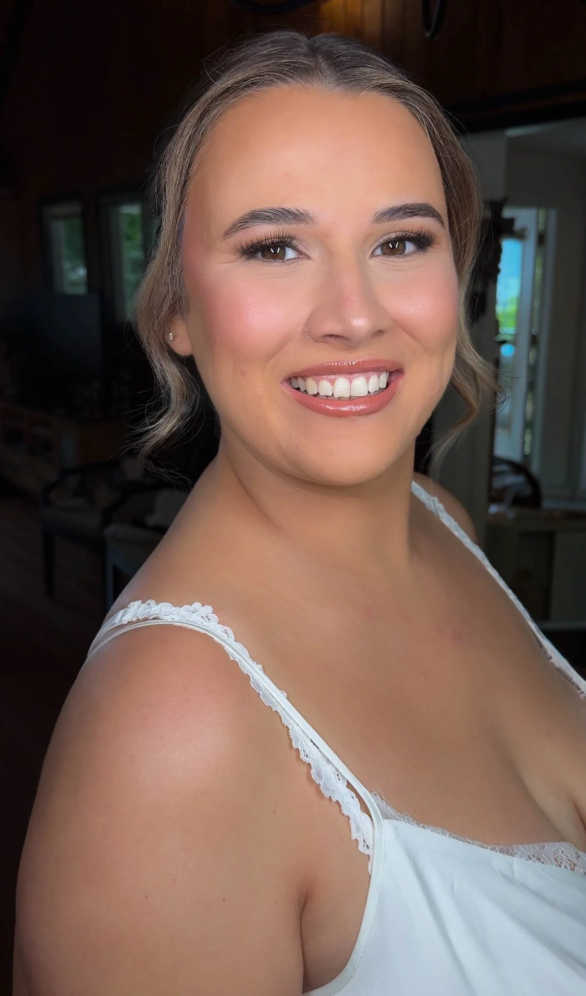 Timeless bridal makeup with radiant skin, defined eyes and a soft neutral lip.