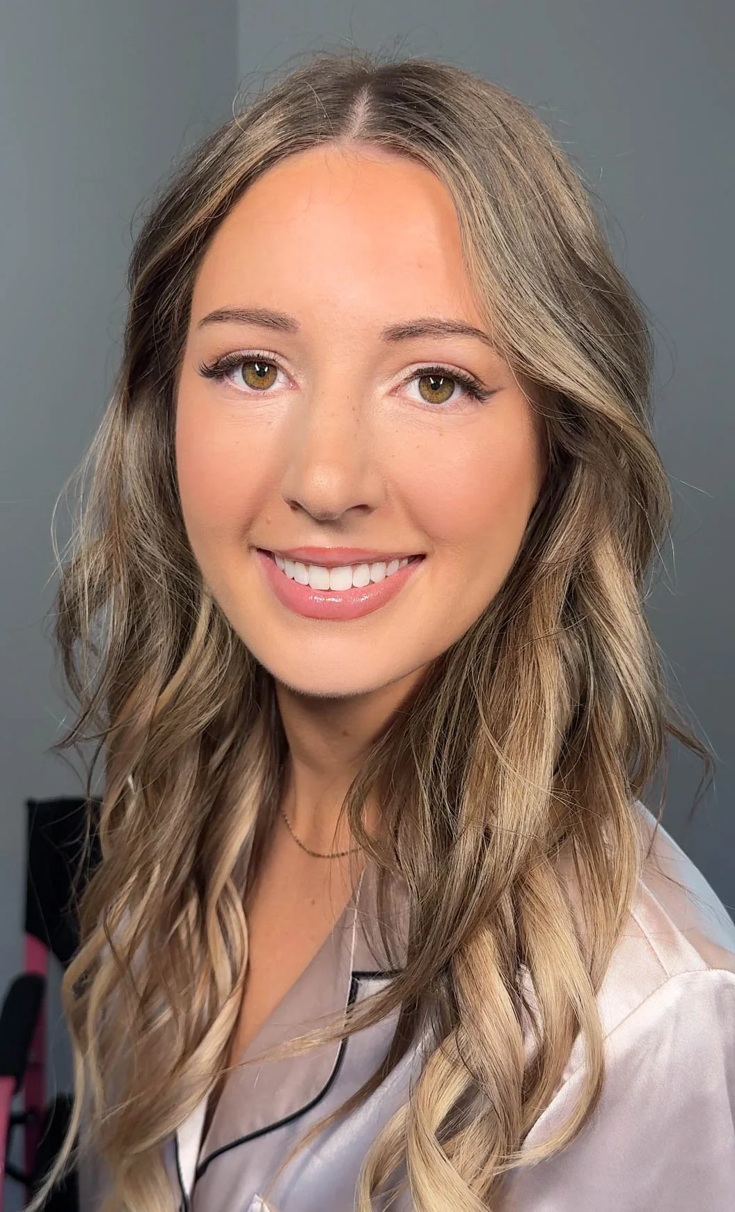 Natural bridal makeup with luminous skin, soft eye definition and a pink lip.