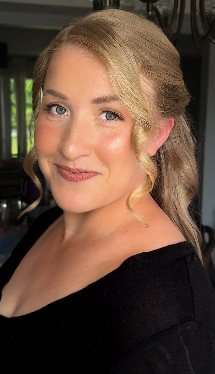 Romantic makeup with glowing skin, soft pink tones and delicate eye definition.