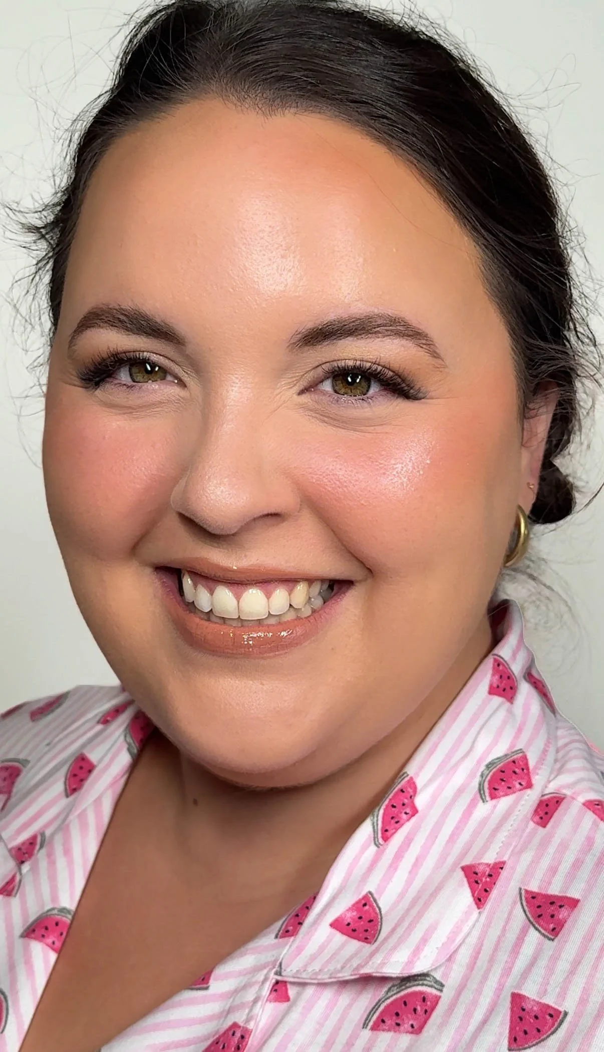 Fresh soft glam with luminous skin, rosy cheeks and softly defined eyes.