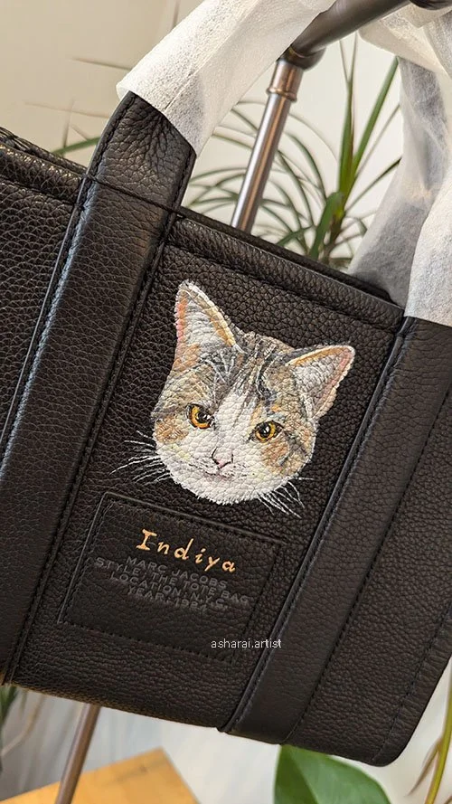 Marc Jacobs pet portait Event. Custom pet portrait of a cat on leather tote bag by luxury events artist.
