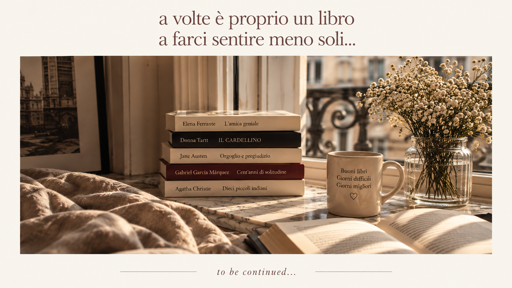 Una finestra con vista su un balcone con libri impilati, una tazza con una citazione e un vaso di fiori bianchi, il tutto illuminato dalla luce del pomeriggio.