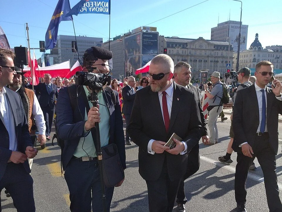Der Feuerlöscher und das Kapital – Grzegorz Brauns scheinheiliger Kampf gegen das Establishment
