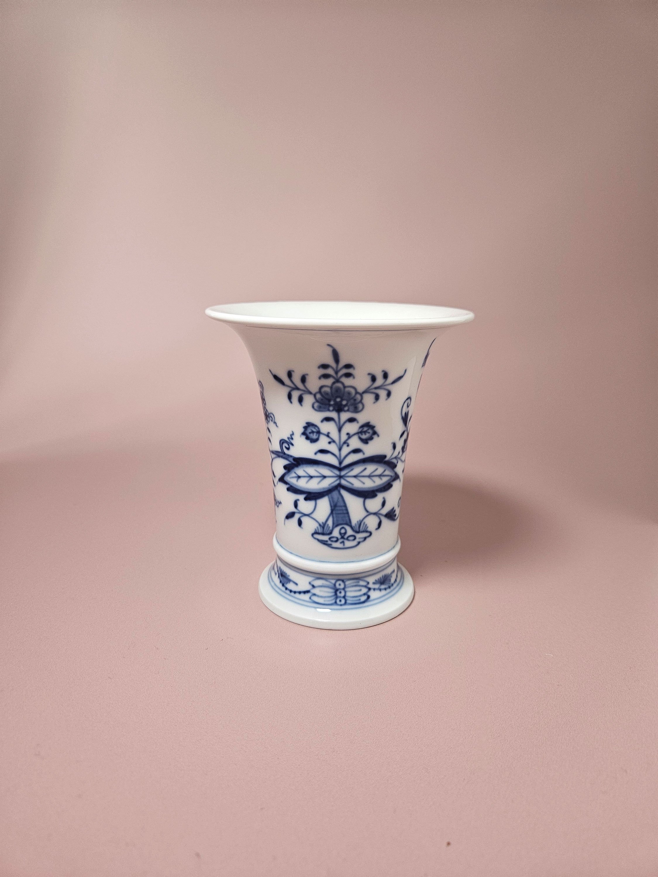 Apartment_No_10_Meisen_Vase_05.jpg
