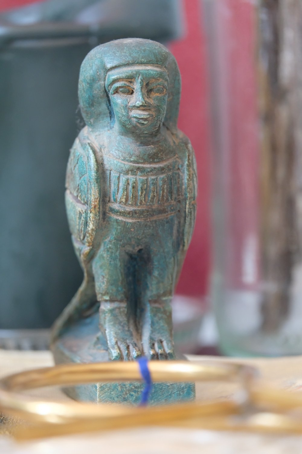 Groenblauw beeld van BA vogel met mensgezicht.