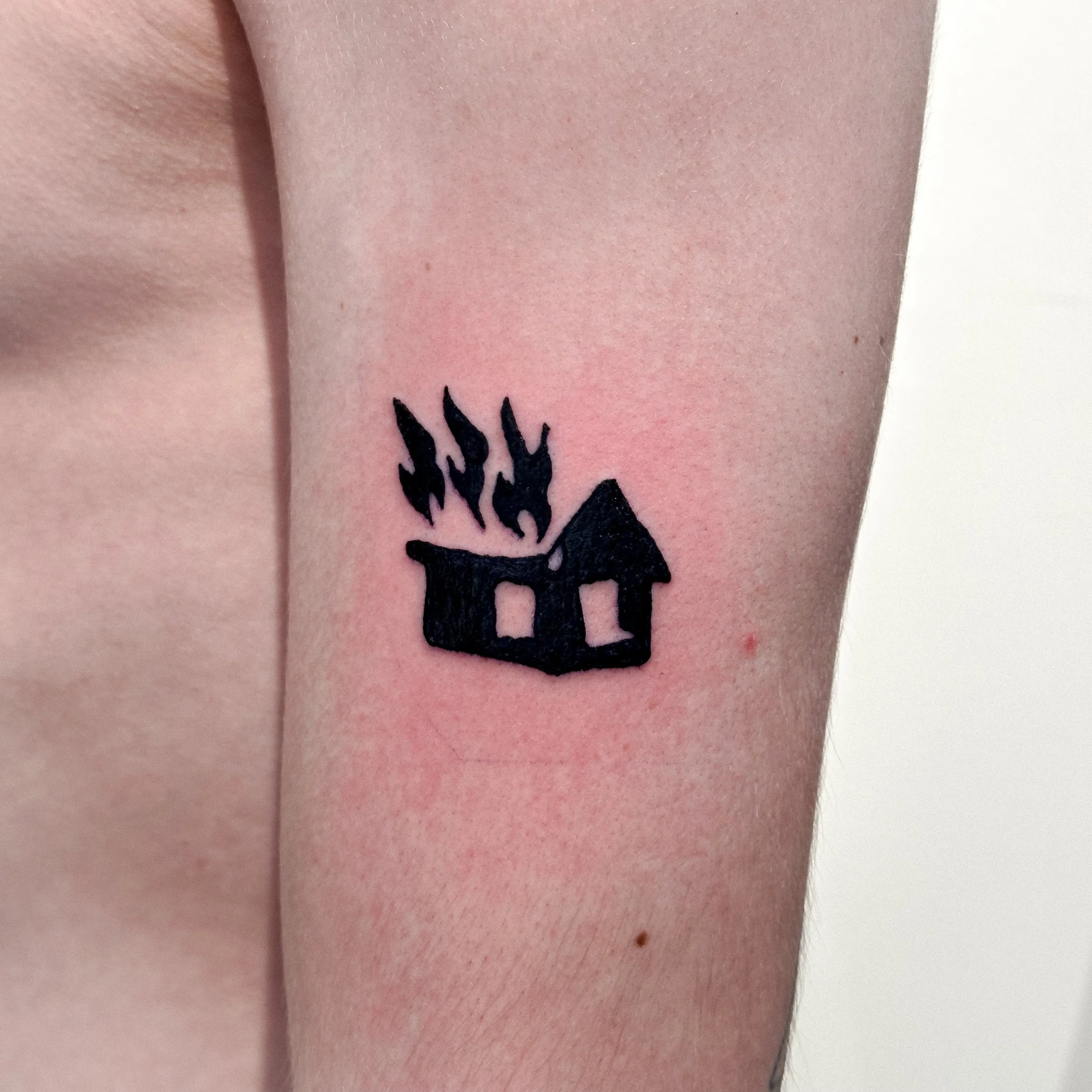Burnin&rsquo; down the house 🏠 Thanks for choosing my flash 🙏!

#utcatattoos #templeisletattoo #abstracttattoo #blackworkers #illustrativetattoo