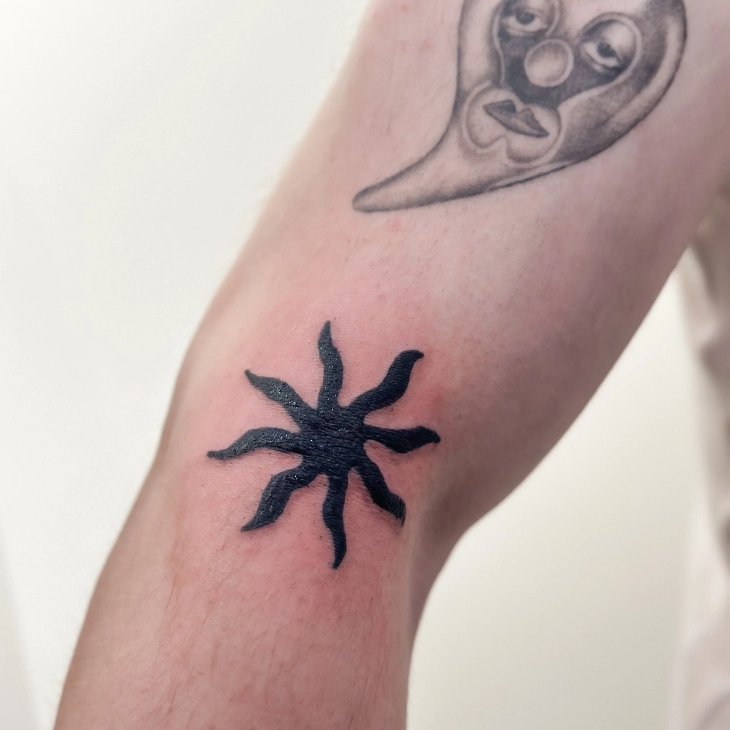 When the sun&rsquo;s out, the fun&rsquo;s out 🌞! Thanks Ross for walking in and choosing my repeatable flash to finish your Eurotrip, thanks heaps 🙏!

#utcatattoos #templeisletattoo #suntattoo #abstracttattoo #ıllustrativetattoo