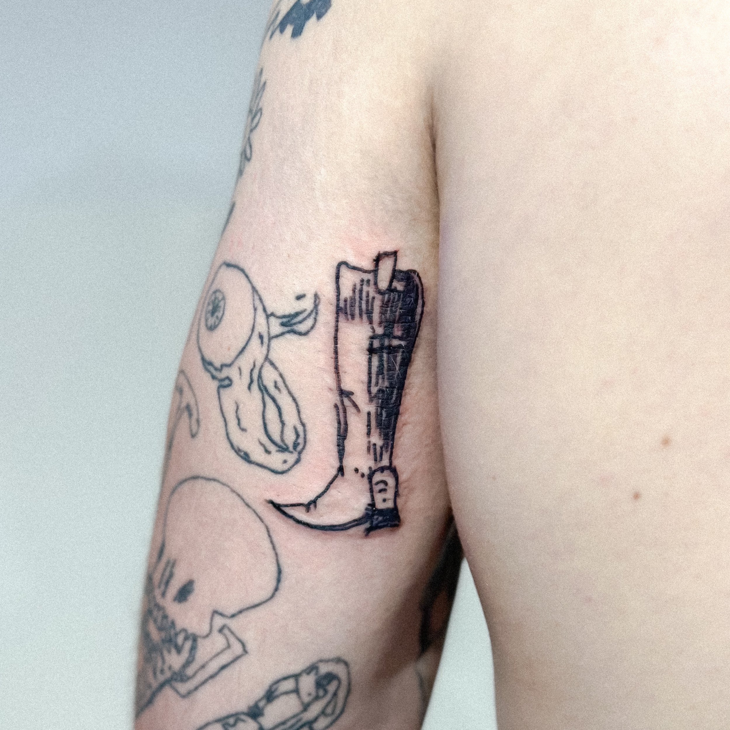 Rollin&rsquo; free with this Ol&rsquo; boot 🤠!
Thanks for walkin&rsquo; in and choosing my flash in addition to your sleeve 🐎!

#templeisletattoo #utcatattoos #westerntattoo #thesebootsaremadeforwalking #illustrativetattoos