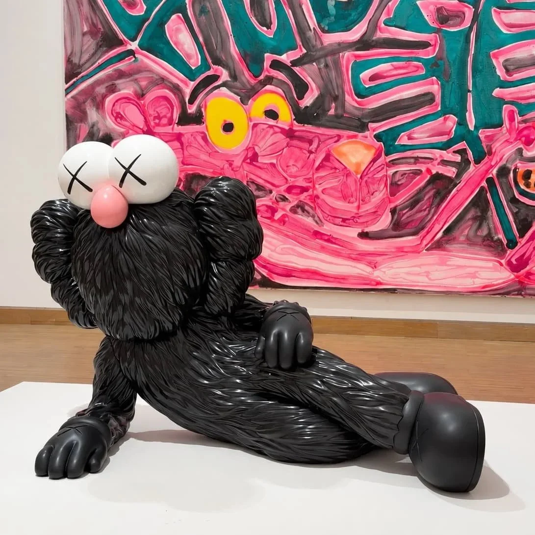 Black+sculpture+before+a+pink+painting-5.jpg