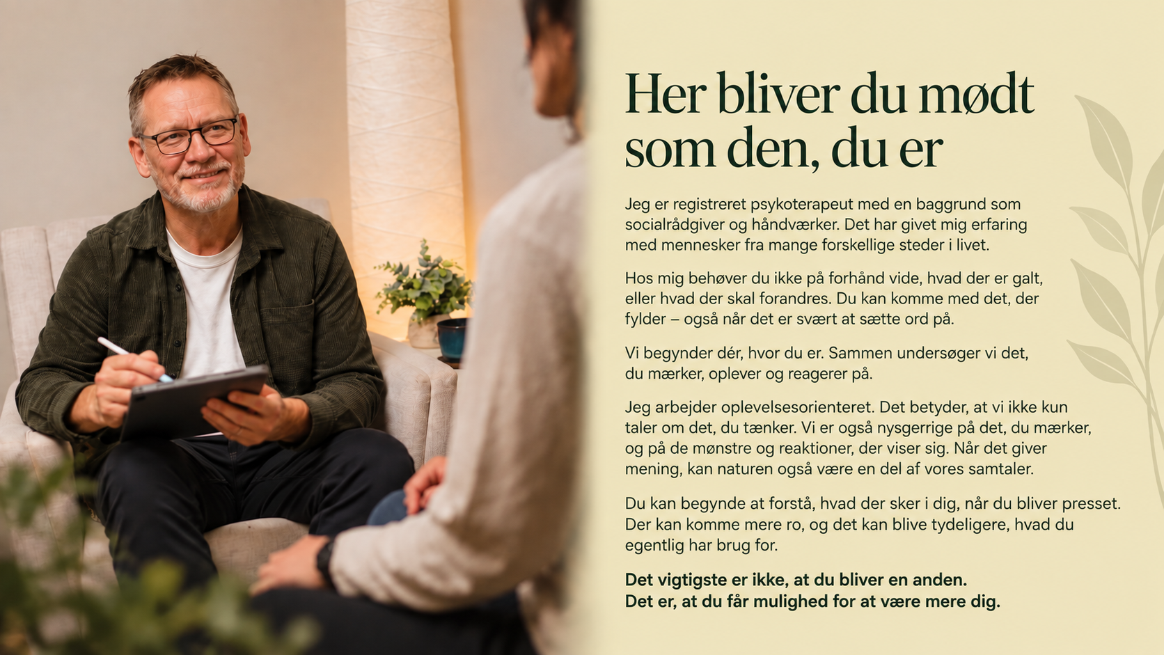 Steen Lindskrog i samtale med en klient hos Indre Veje ved Aarhus