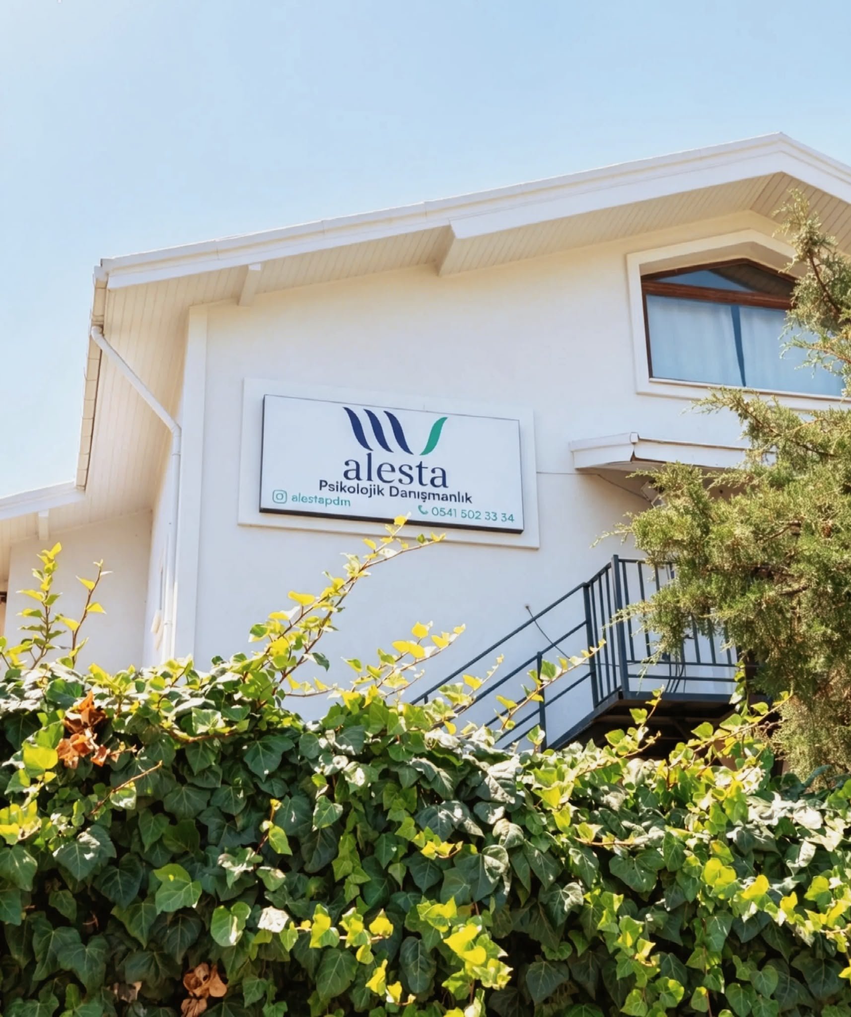 Alesta Psikolojik Danışmanlık Merkezi binasının dışarıdan görünümü ve tabelası