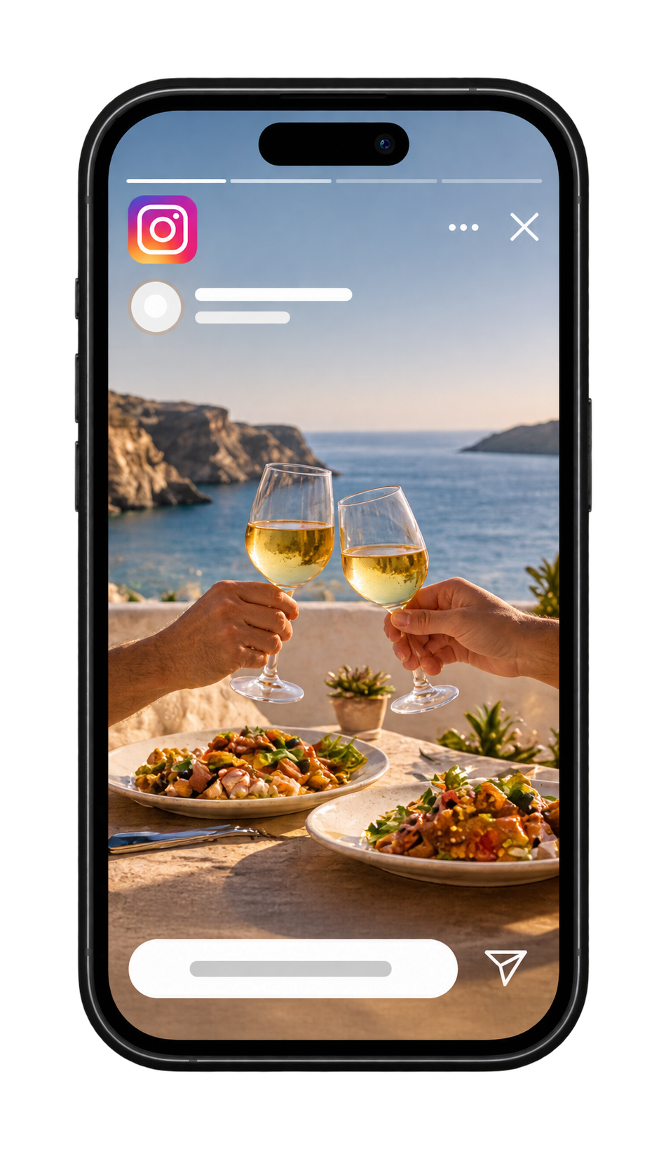 Vista en una pantalla de teléfono de dos personas brindando con copas de vino blanco en una mesa con ensaladas, con un paisaje de mar y montañas al fondo.