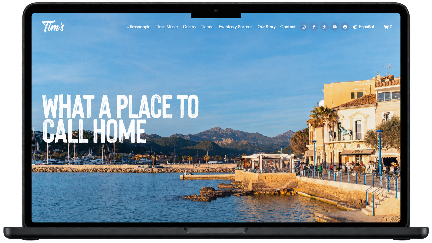 Pantalla de una página web que muestra un paisaje de un muelle con casas y montañas al fondo, con texto que dice 'What a place to call home'.