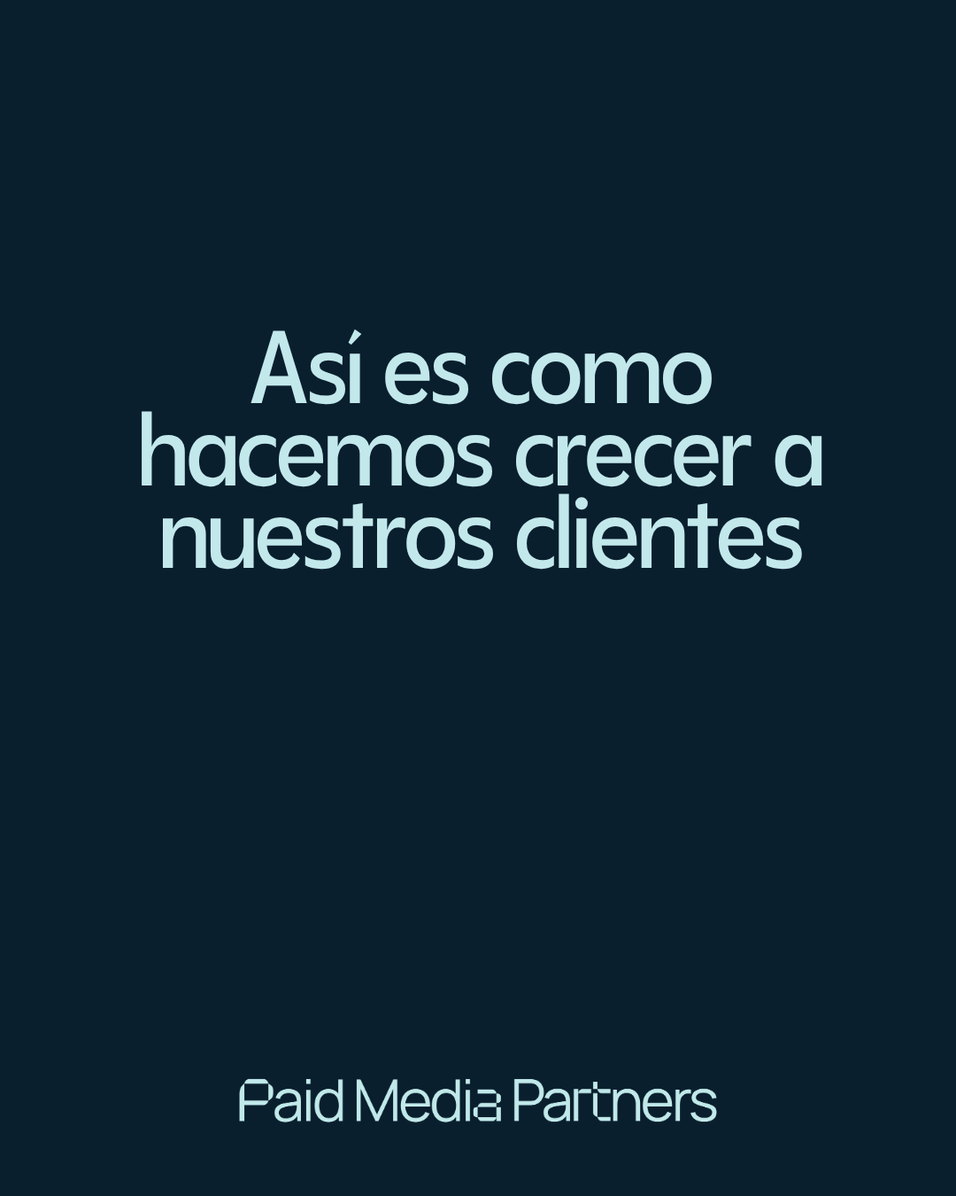 Un fondo oscuro con texto en letras grandes y claras que dice 'Así es como hacemos crecer a nuestros clientes' y en la parte inferior 'Paid Media Partners'.