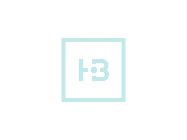 Logotipo de canal de televisión en un fondo negro, con un cuadro azul claro que contiene la letra H y el número 3