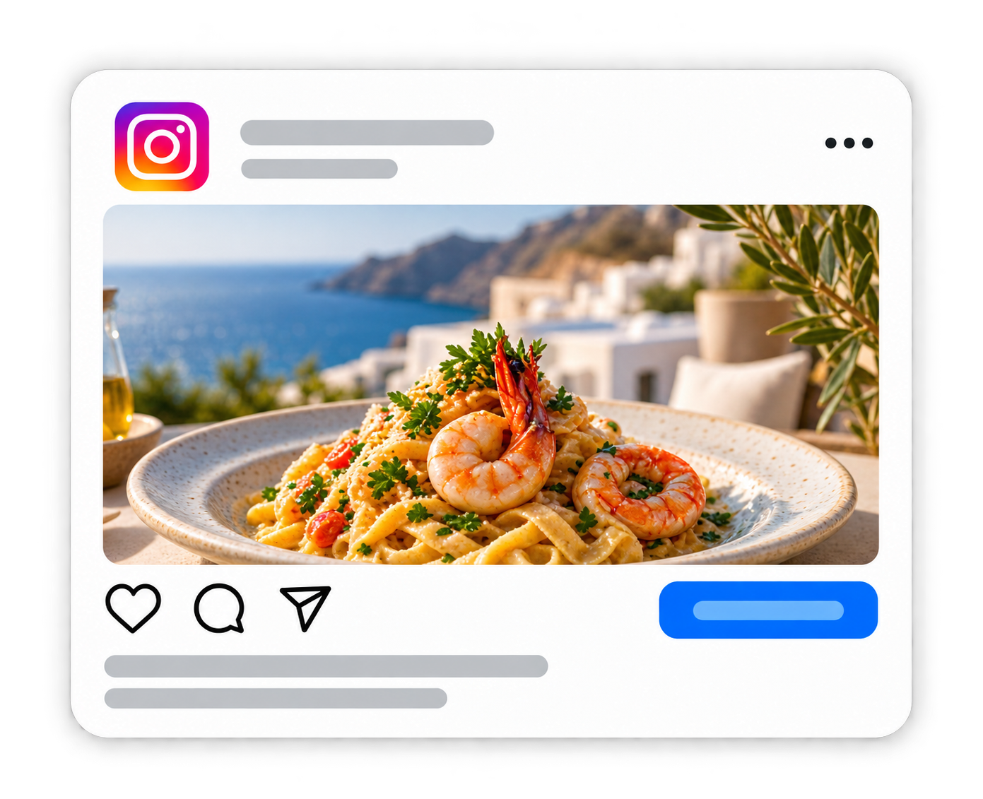 Una foto de un plato de pasta con camarones, decorado con perejil, en un entorno con vista al mar y arquitectura blanca, en un escenario al aire libre.