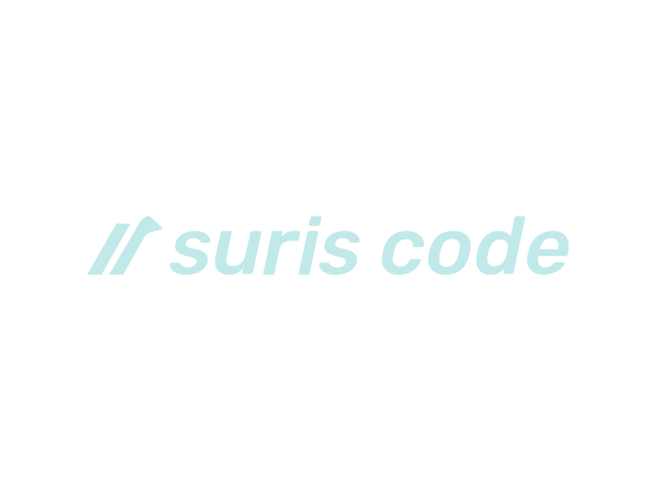 Logo de Suris Code con texto en azul claro sobre fondo negro.