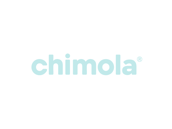 El logotipo de la marca Chimola en letras azules claro sobre fondo negro.