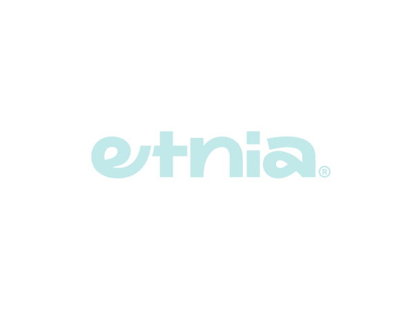 Logotipo de la marca Ethnia en letras azules en fondo negro.
