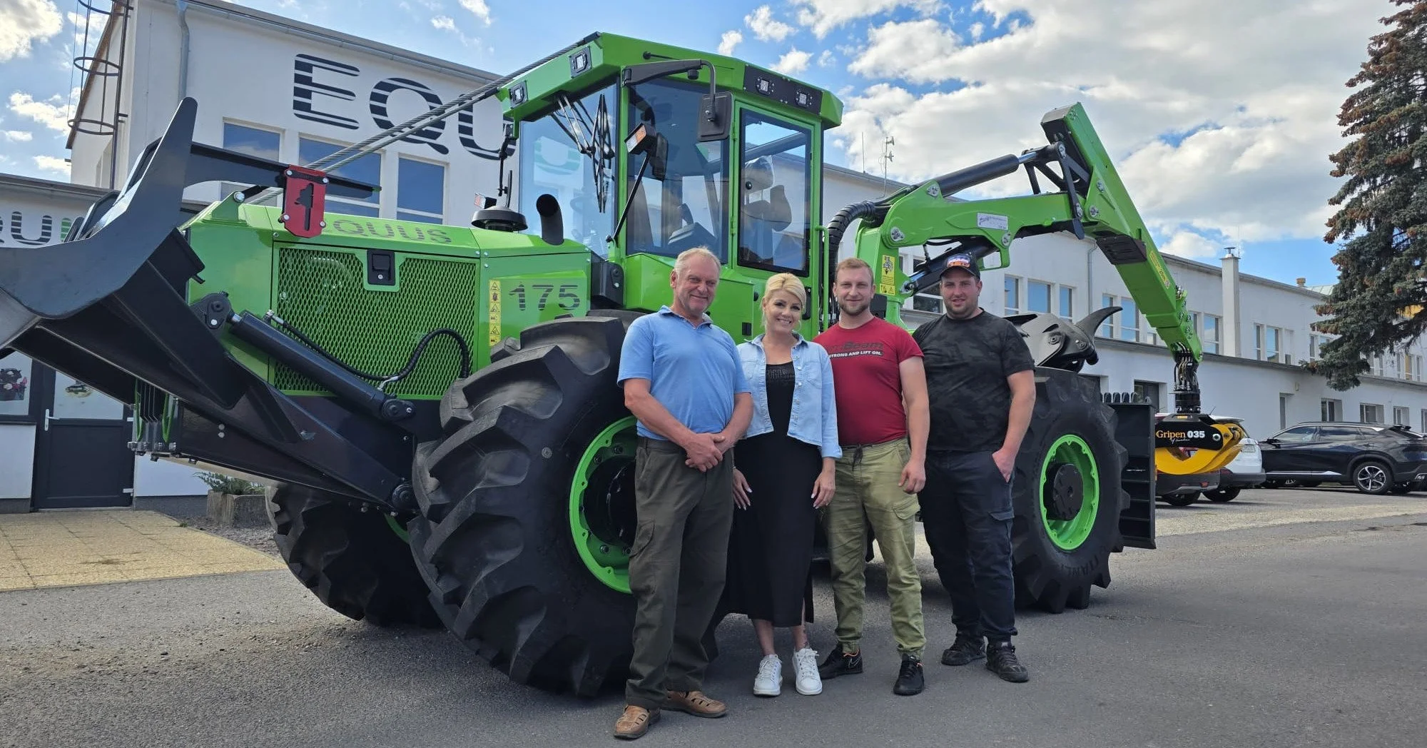 🇬🇧 𝗔 𝗡𝗲𝘄 𝗘𝗤𝗨𝗨𝗦 𝟭𝟳𝟱𝗨𝗡 𝗝𝗼𝗶𝗻𝘀 𝘁𝗵𝗲 𝗦𝗹𝗼𝘃𝗮𝗸 𝗙𝗼𝗿𝗲𝘀𝘁! 🚜
We had the pleasure of handing over an EQUUS 175UN forestry tractor to its proud new owner in Slovakia. 🇸🇰 Wishing you many successful hours in the forest and enjo