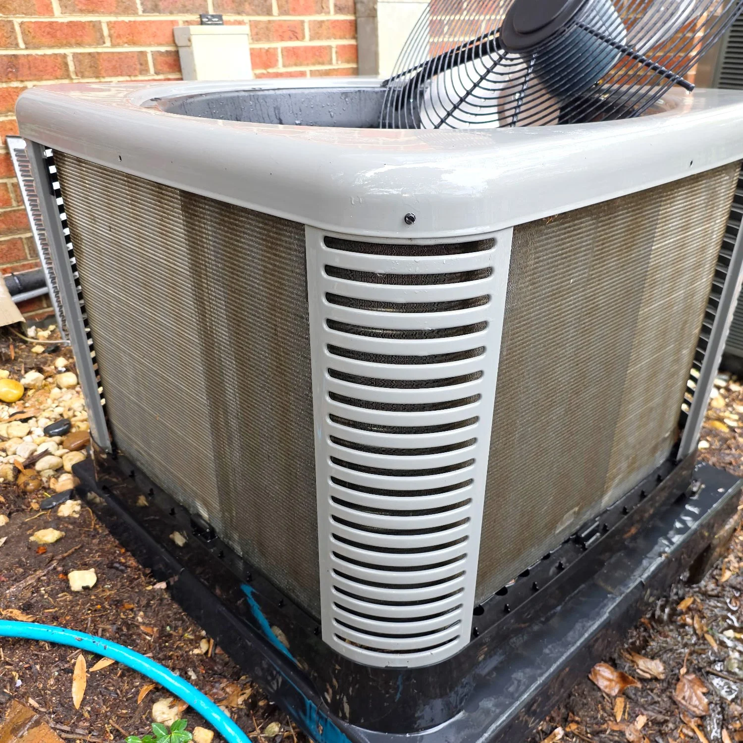 Picture of a thoroughly cleaned condenser unit during regular maintenance | Erbe Air Maintenance