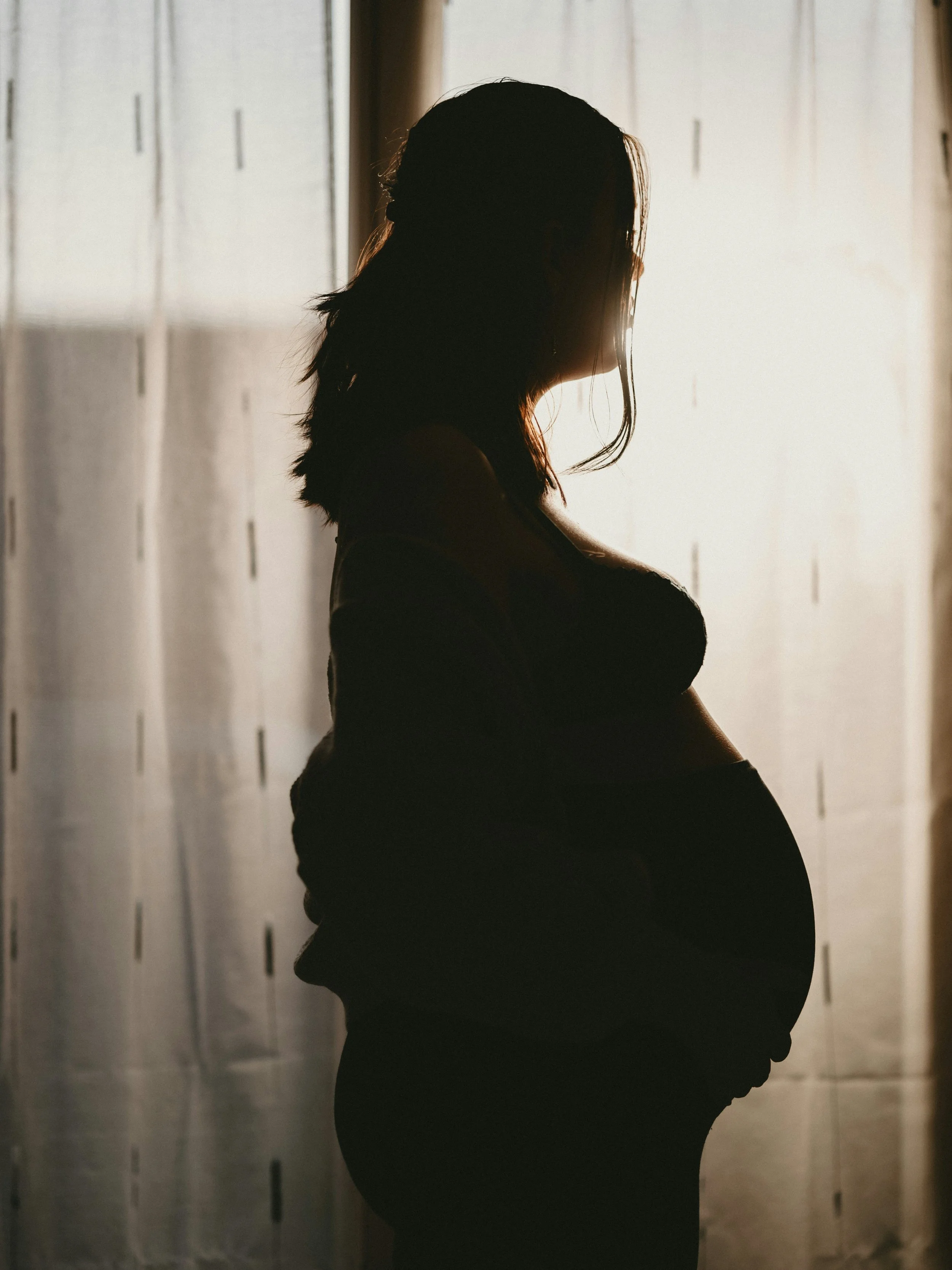 Femme enceinte durant sa grossesse. Des douleurs physique, une profonde transformation, elle crée et porte la vie. Une vague émotionnelle intense. Entre les hormones, la sciatique, le sommeil perturbé, larmes, vergetures, prise de poids à Rouen