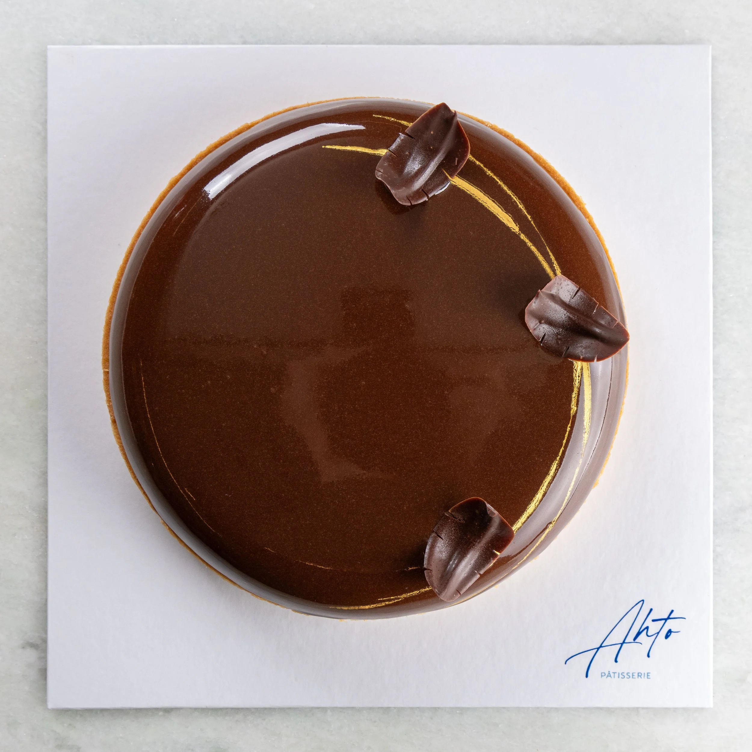 Torta Caramel da Ahto Pâtisserie, com ganache de caramelo, mousse de chocolate amargo e acabamento em chocolate.