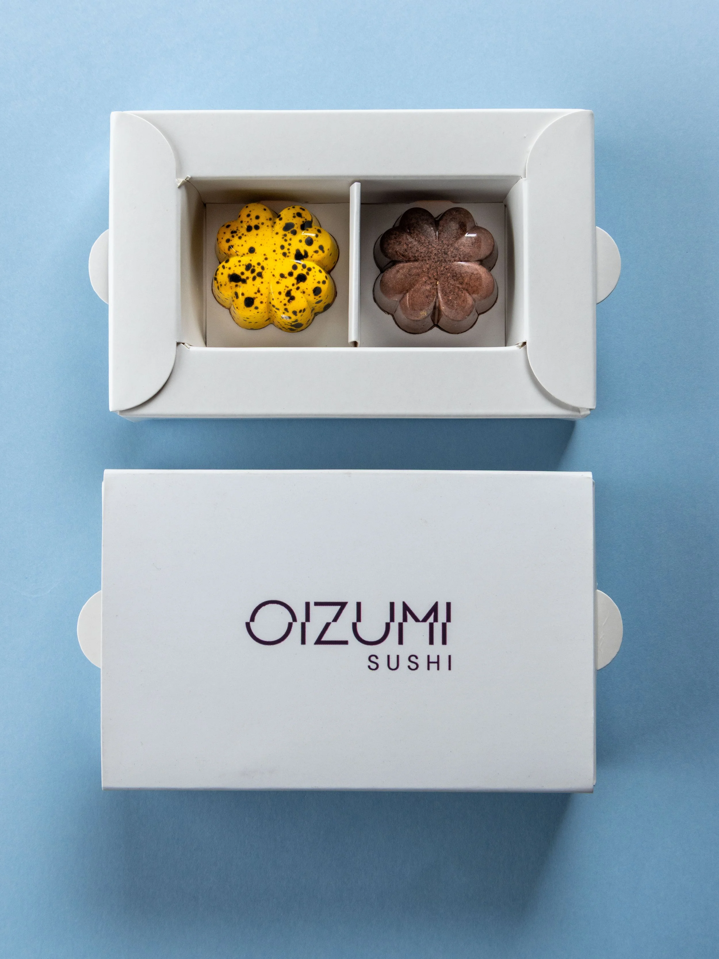 Caixa personalizada de bombons da Ahto Pâtisserie desenvolvida para presente corporativo do restaurante Oizumi.