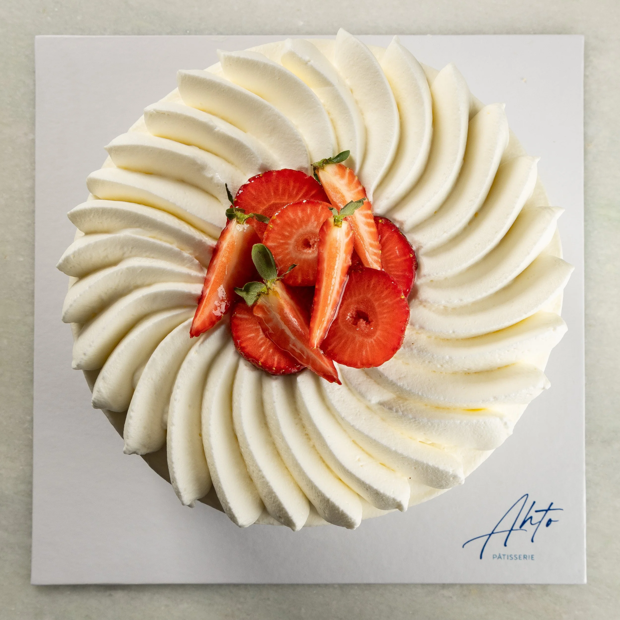 Short Cake da Ahto Pâtisserie, com acabamento de creme e decoração de morangos.