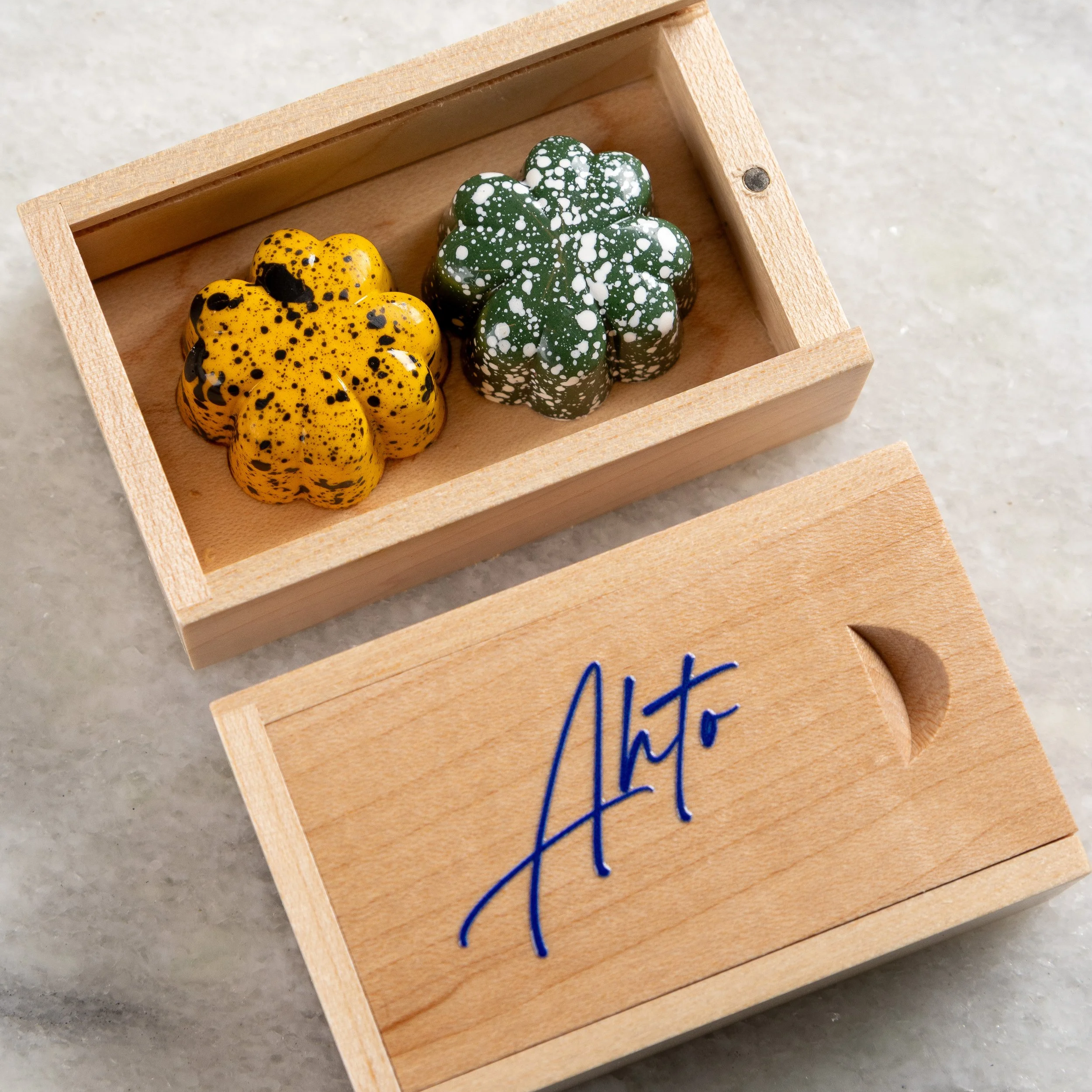 Caixa de madeira personalizada da Ahto Pâtisserie com bombons, exemplo de embalagem desenvolvida para projetos especiais.