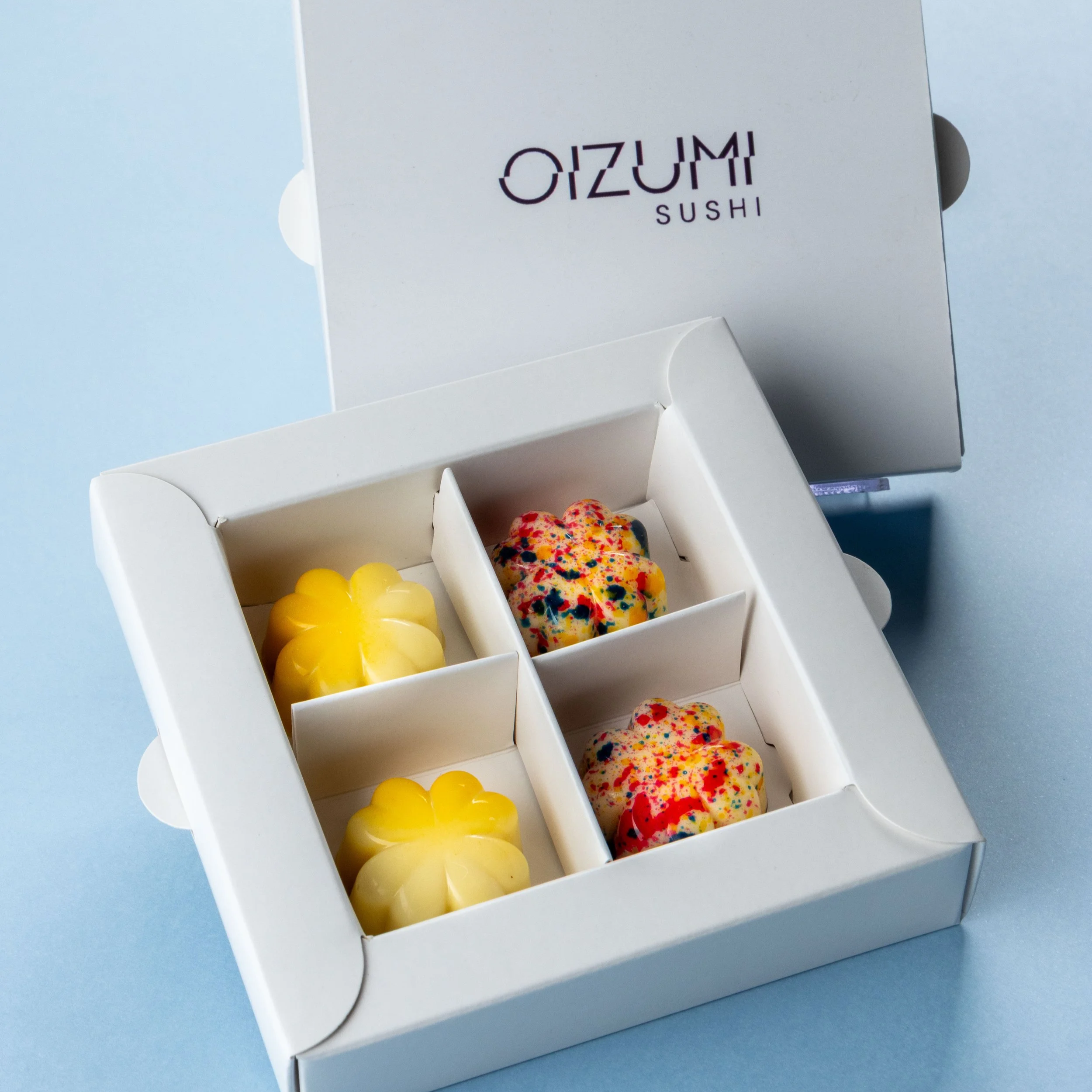 Caixa personalizada com quatro bombons da Ahto Pâtisserie desenvolvida para o restaurante Oizumi.