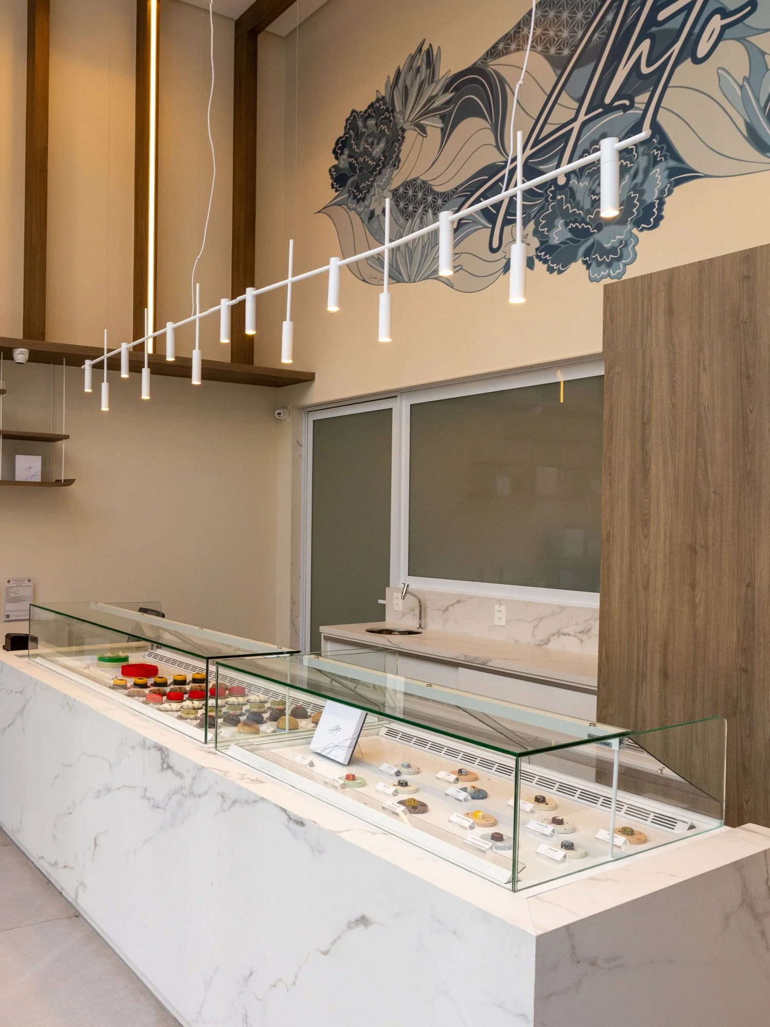 Interior da loja Ahto Pâtisserie no Brooklin, em São Paulo, com vitrines onde são apresentados os doces e sobremesas disponíveis para pronta entrega.