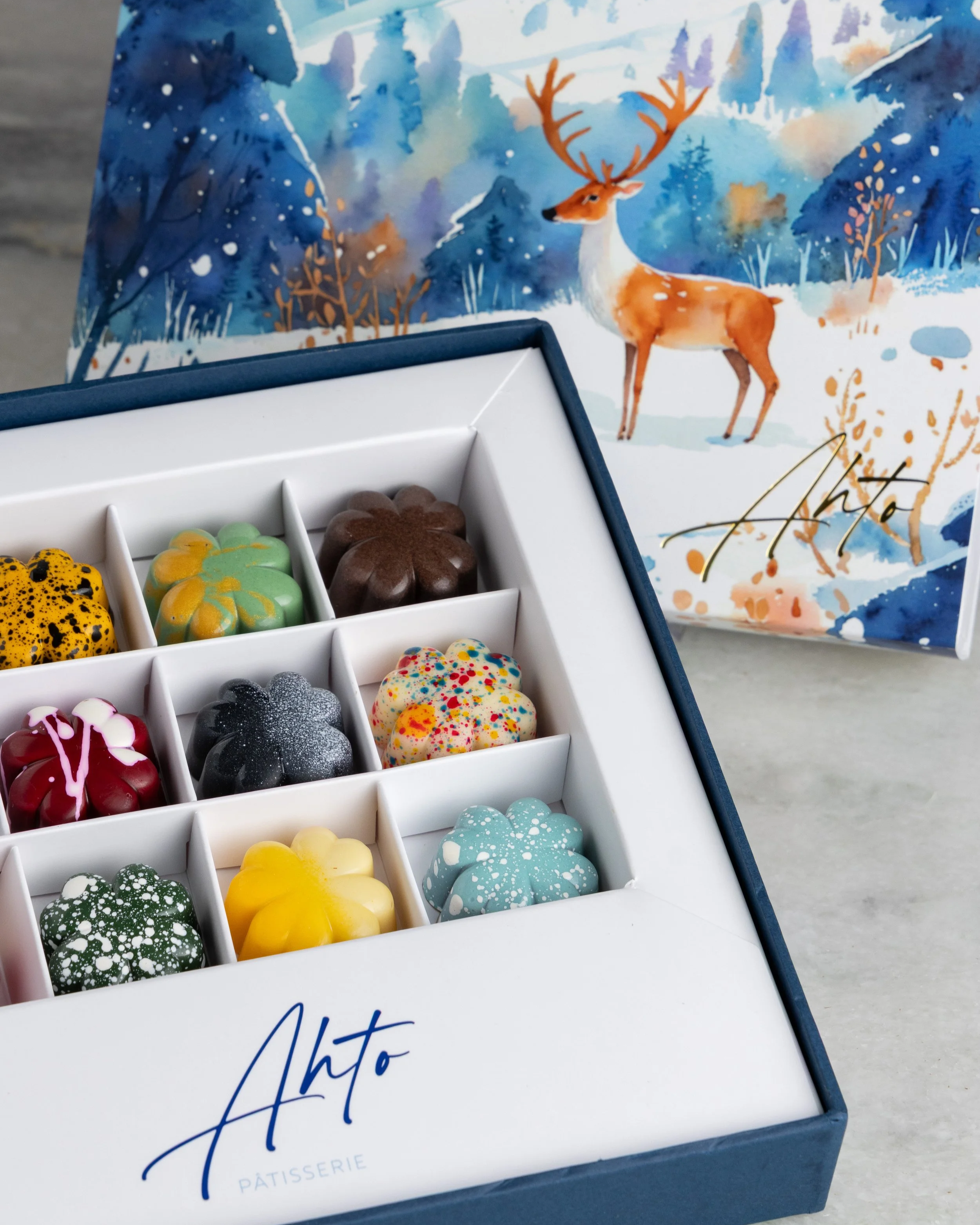 Caixa de bombons artesanais da Ahto Pâtisserie com seleção de diferentes sabores e acabamentos.