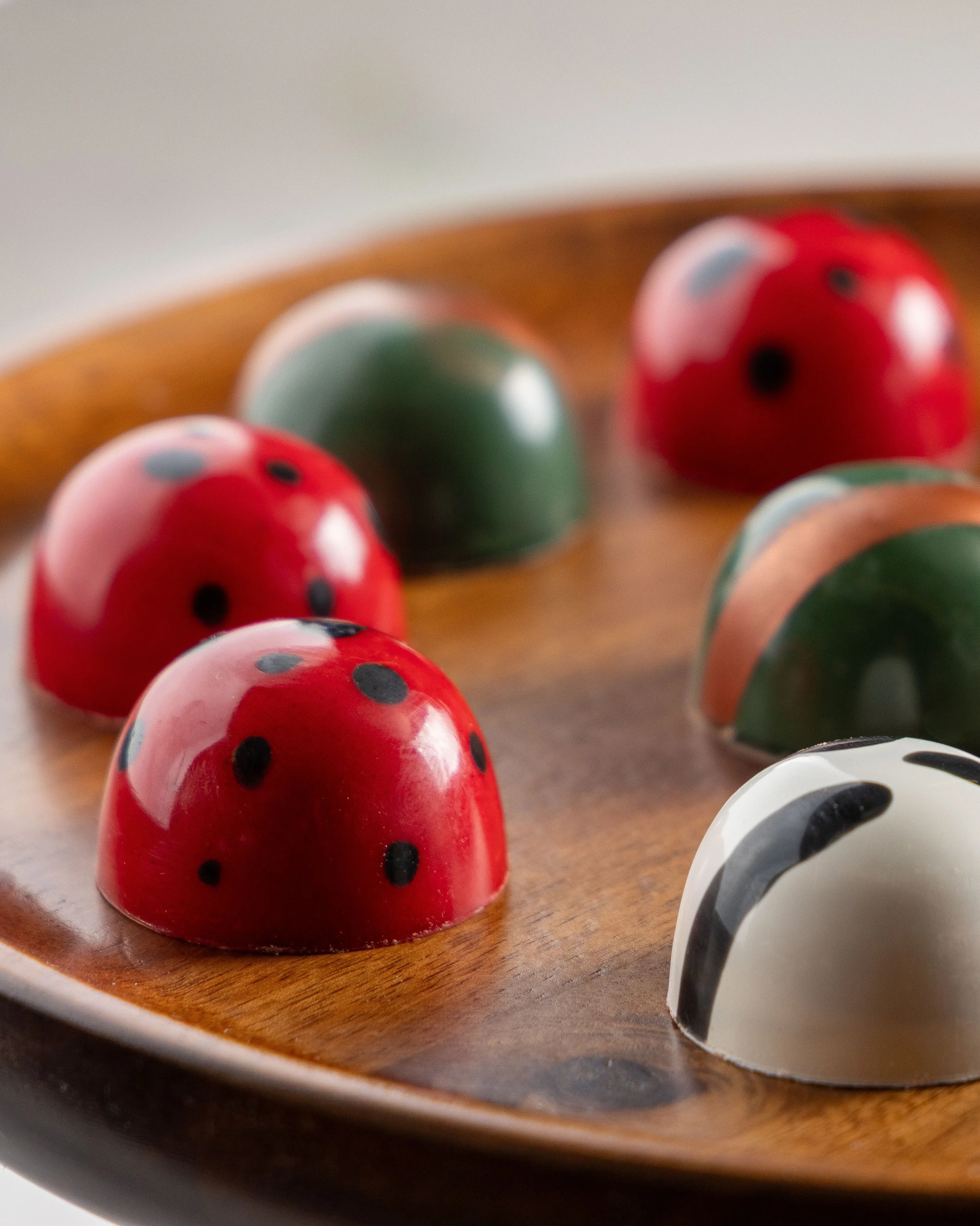 Bombons personalizados da Ahto Pâtisserie em diferentes cores e acabamentos, desenvolvidos para eventos, festas e celebrações.