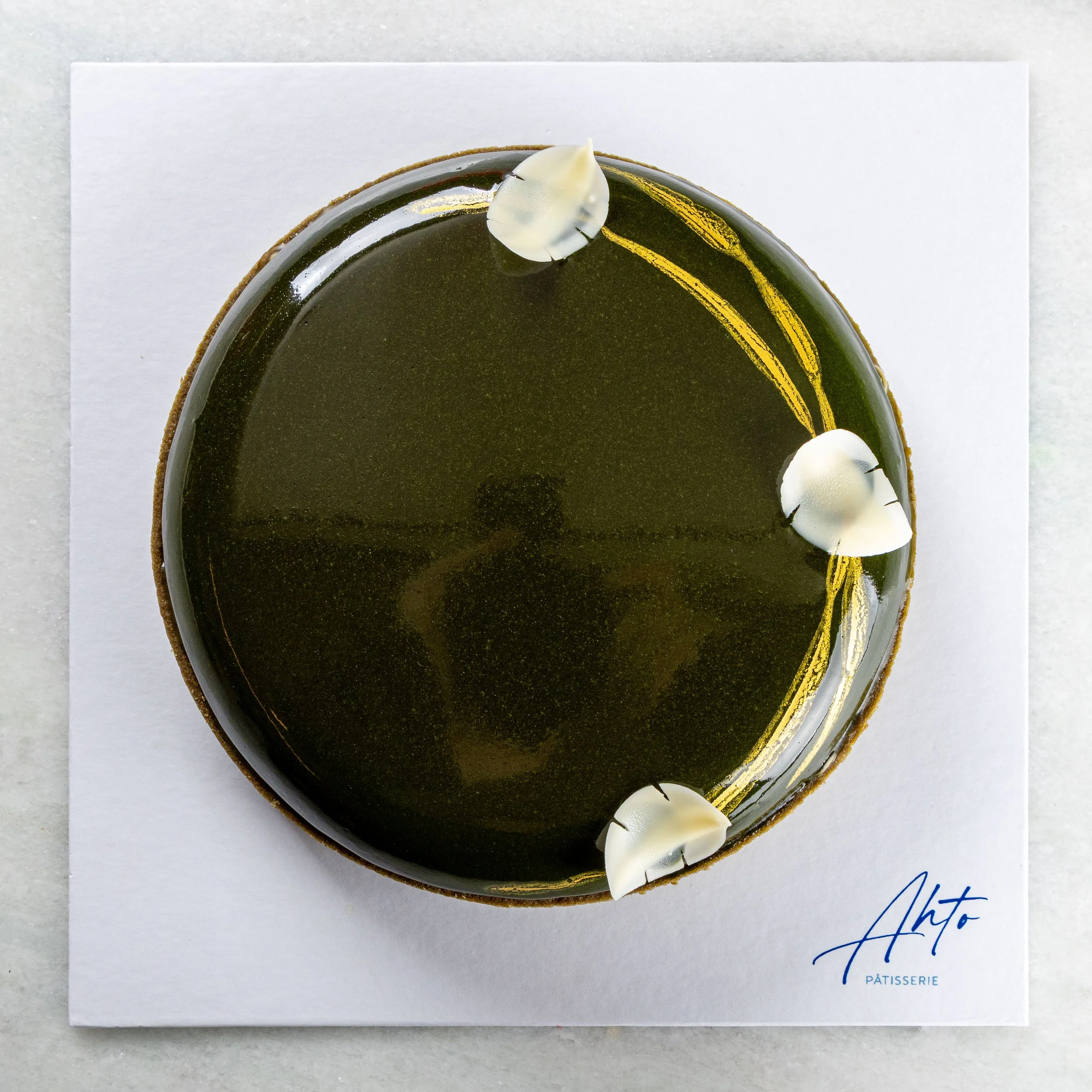 Torta de matcha da Ahto Pâtisserie, com ganache e crémeux de matcha, morangos e acabamento delicado.