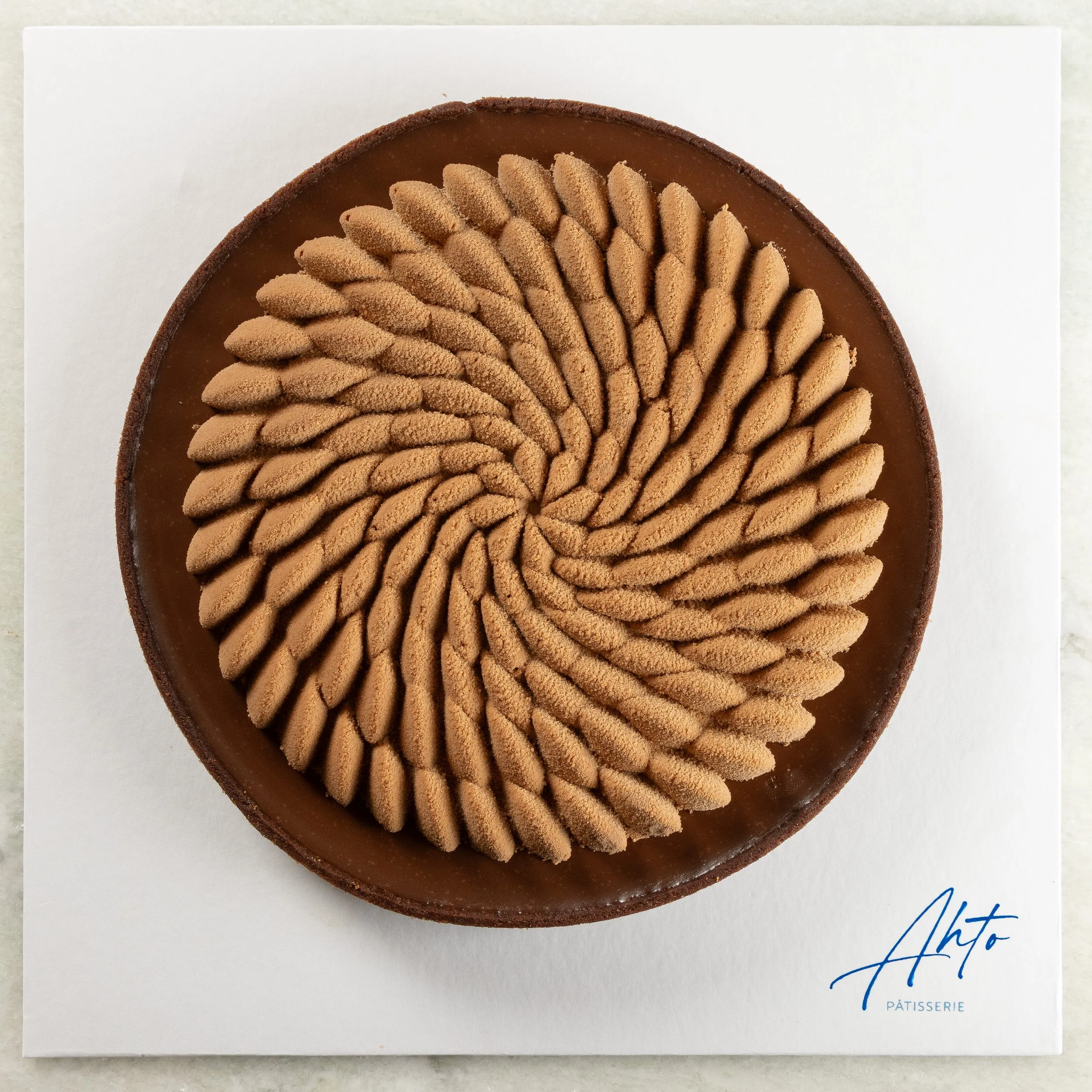 Torta de chocolate da Ahto Pâtisserie, com base de cacau, ganache e mousse de chocolate amargo.