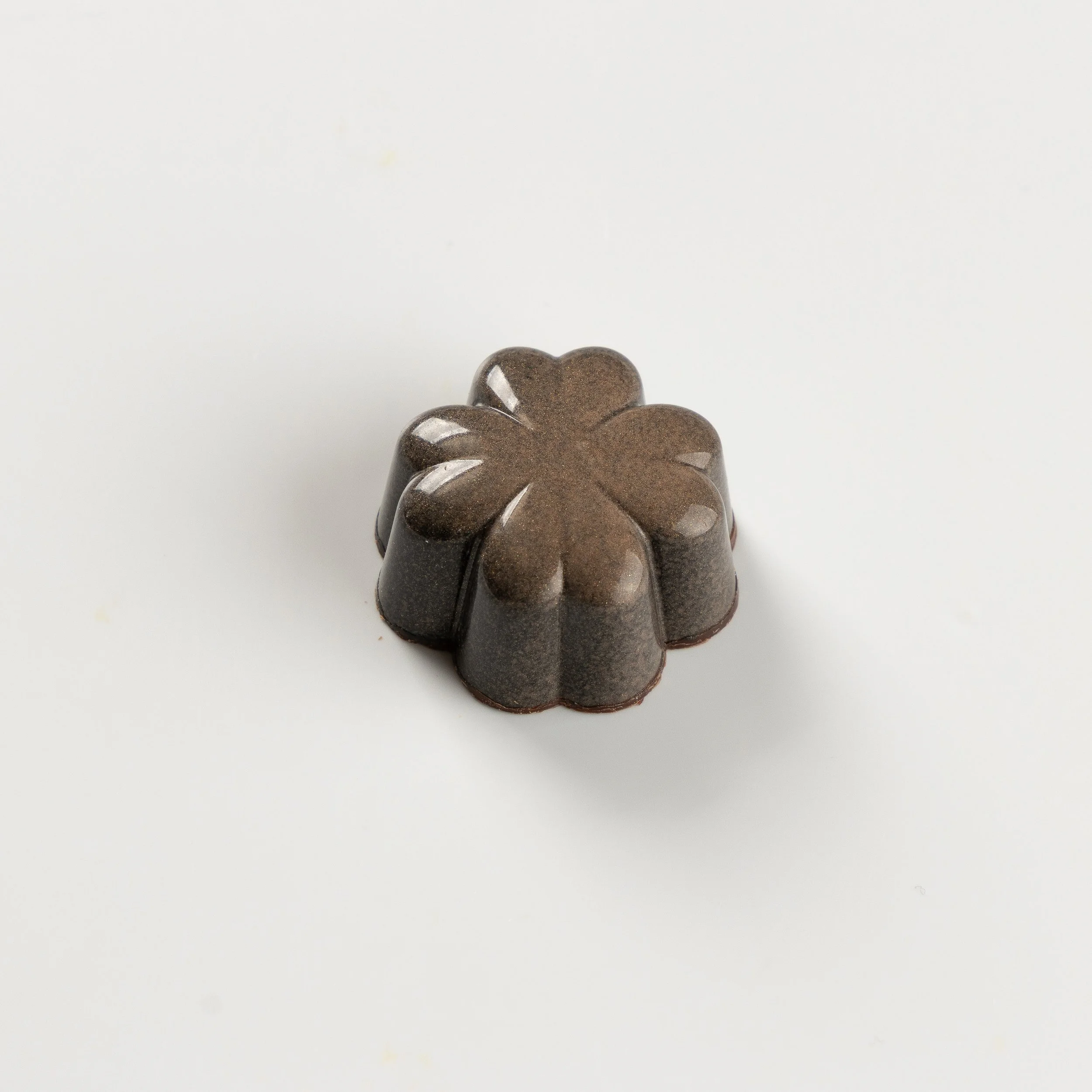 Bombom de whisky Suntory da Ahto Pâtisserie, com acabamento em chocolate.