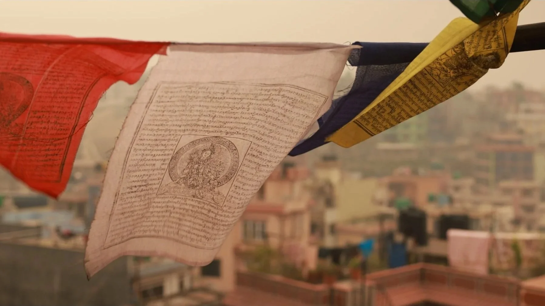 Drapeaux a prières bouddhiste qui flottent au vent, Katmandou en arrière-plan