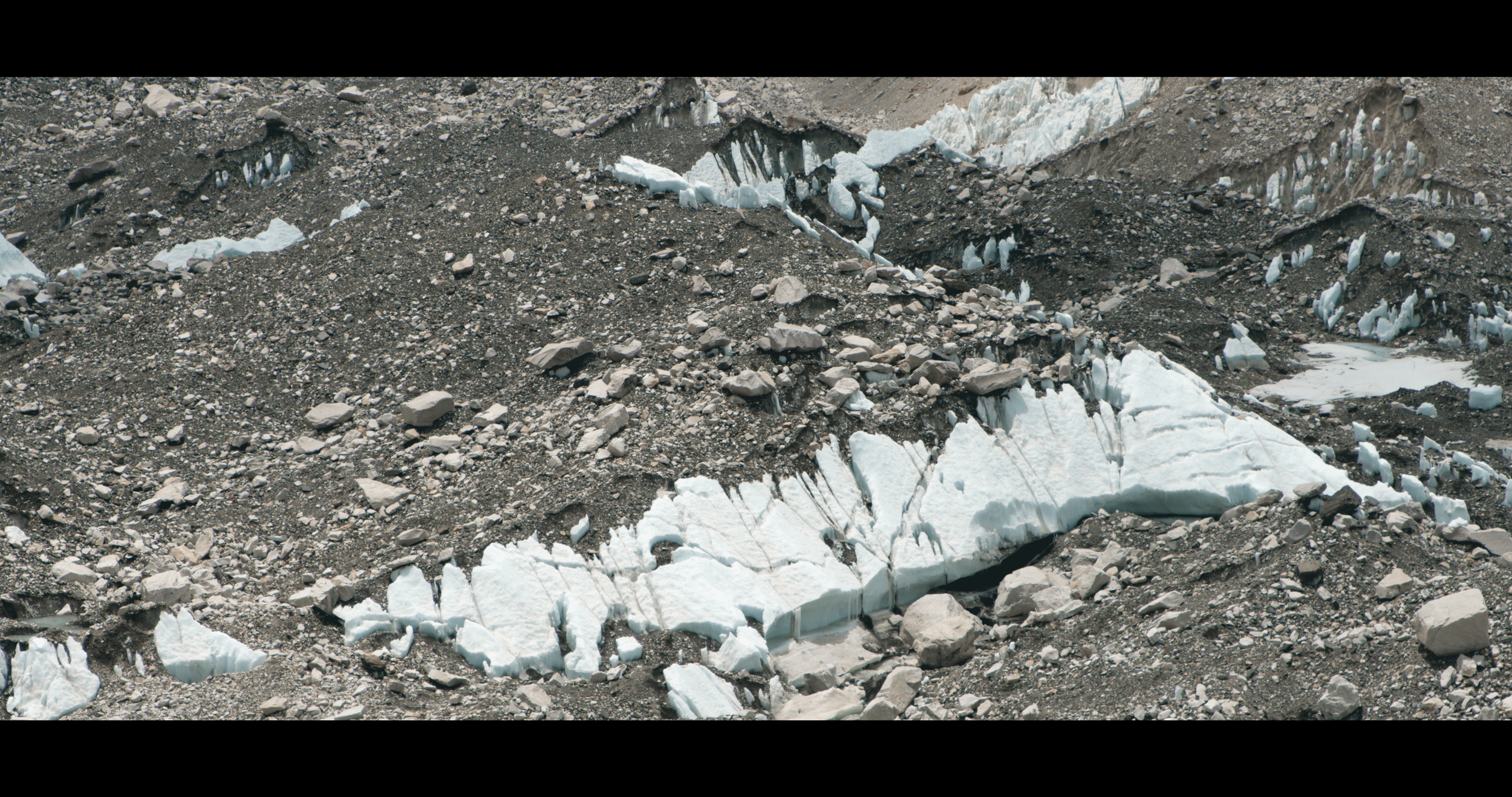 Glacier noir et crevasse