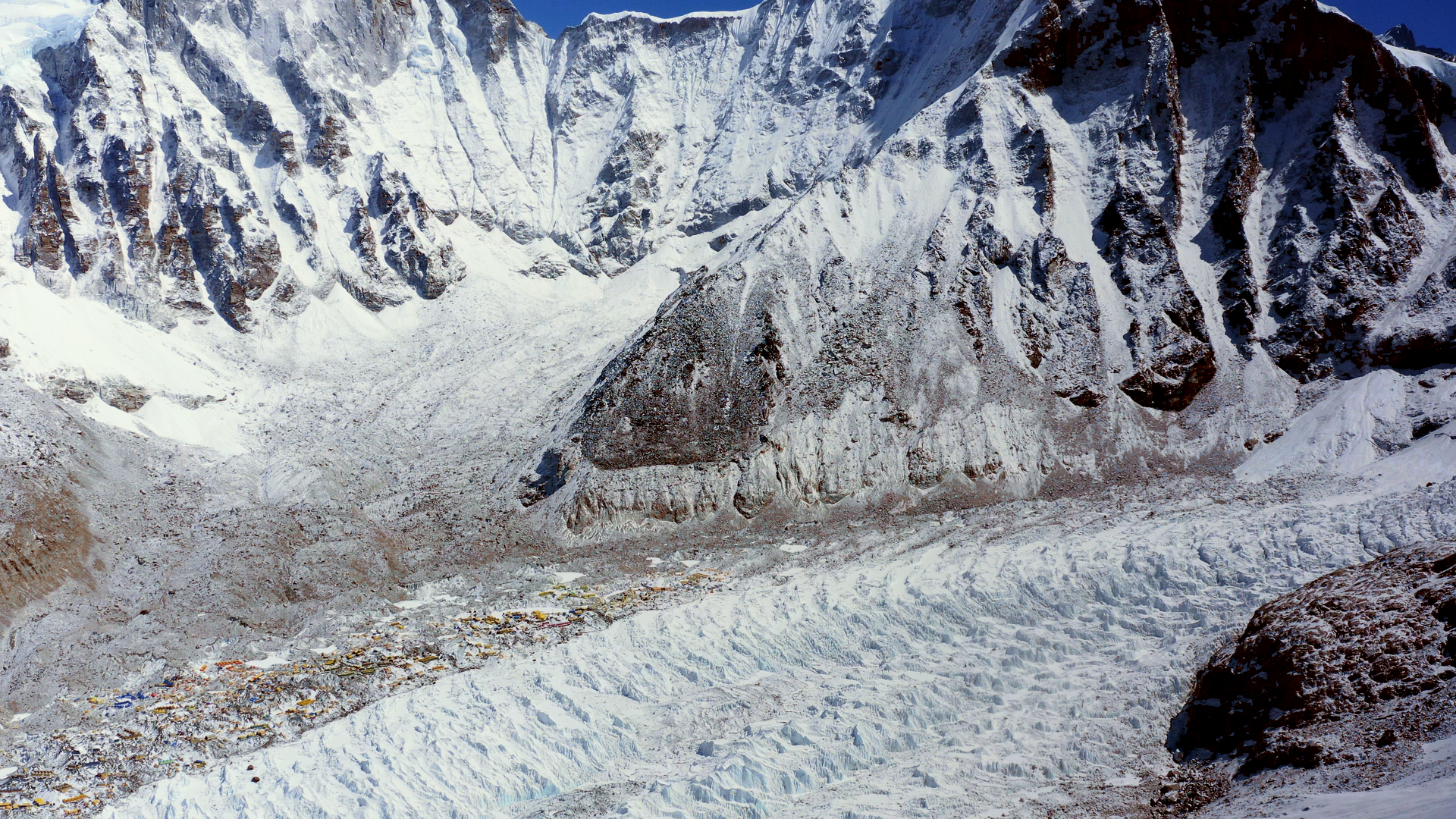 Cascade de glace du Khumbu en vue aérienne