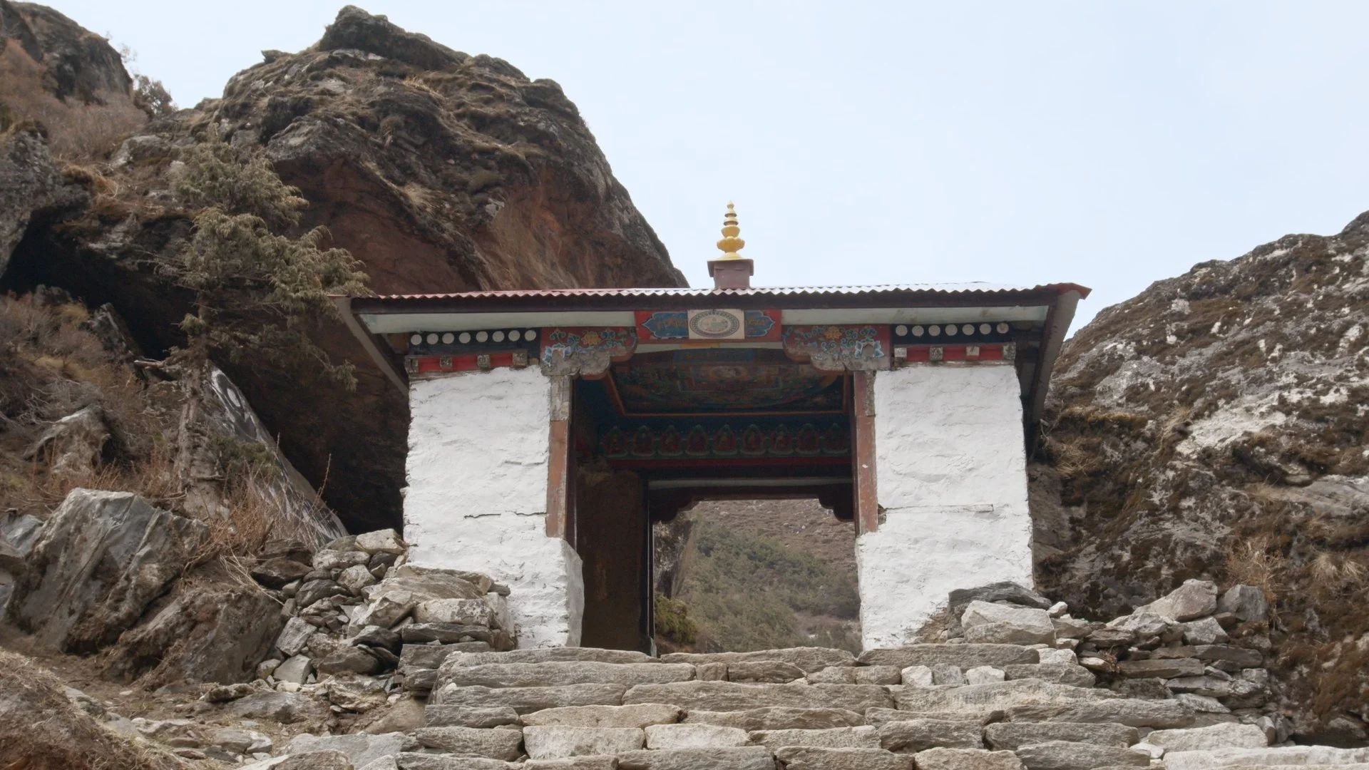 Porte sur un chemin dans l'himalaya