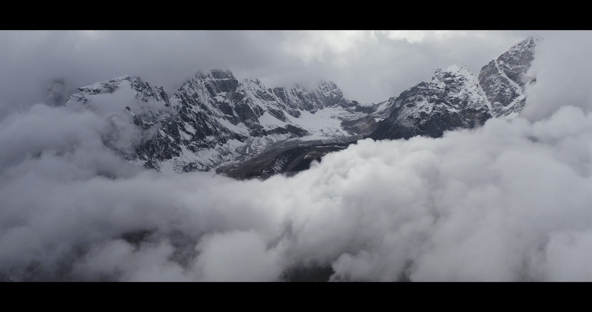 Montagnes himalayennes et nuages