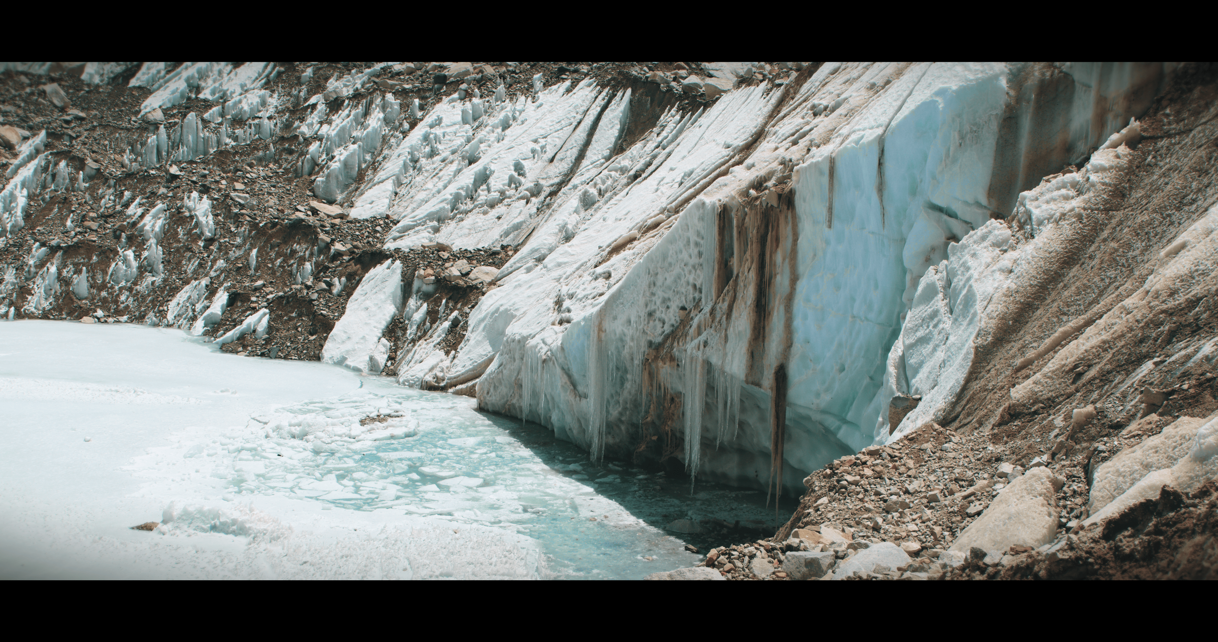Lac glaciaire et roches