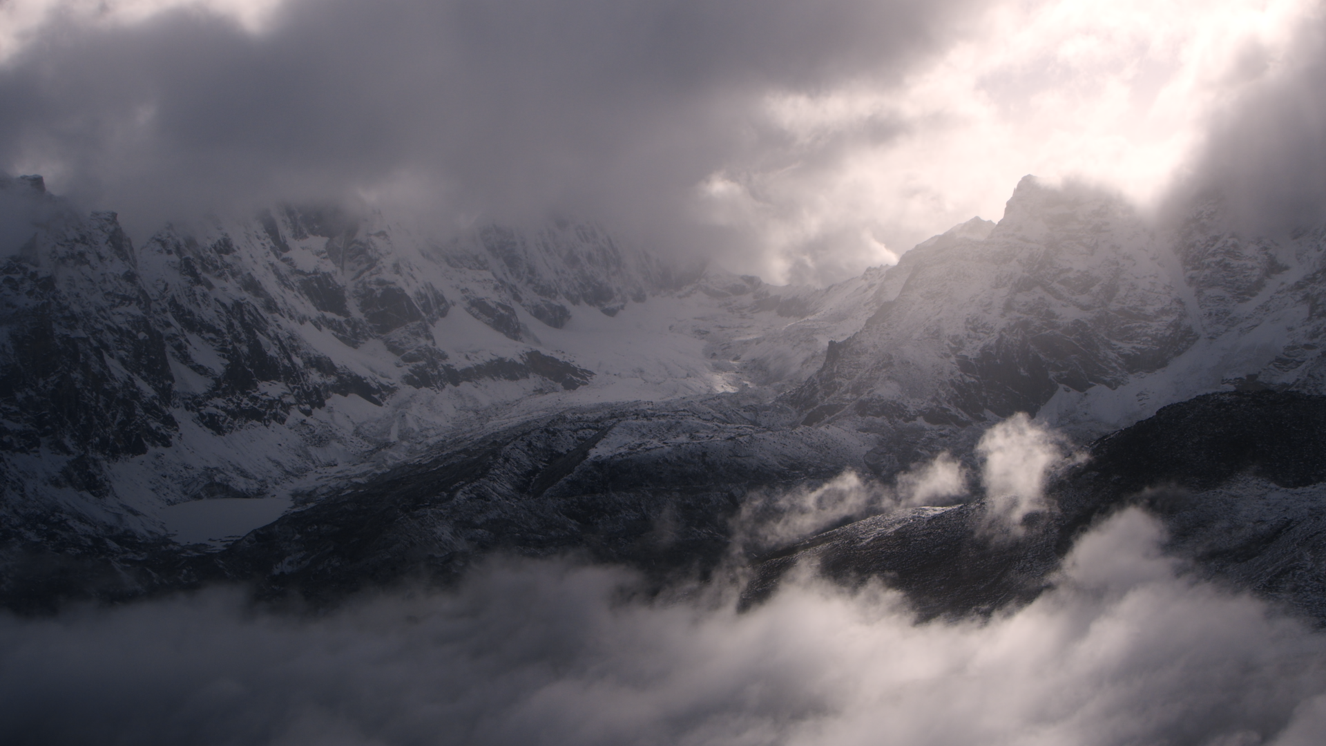 Plan aérien sommet montagnes himalayennes