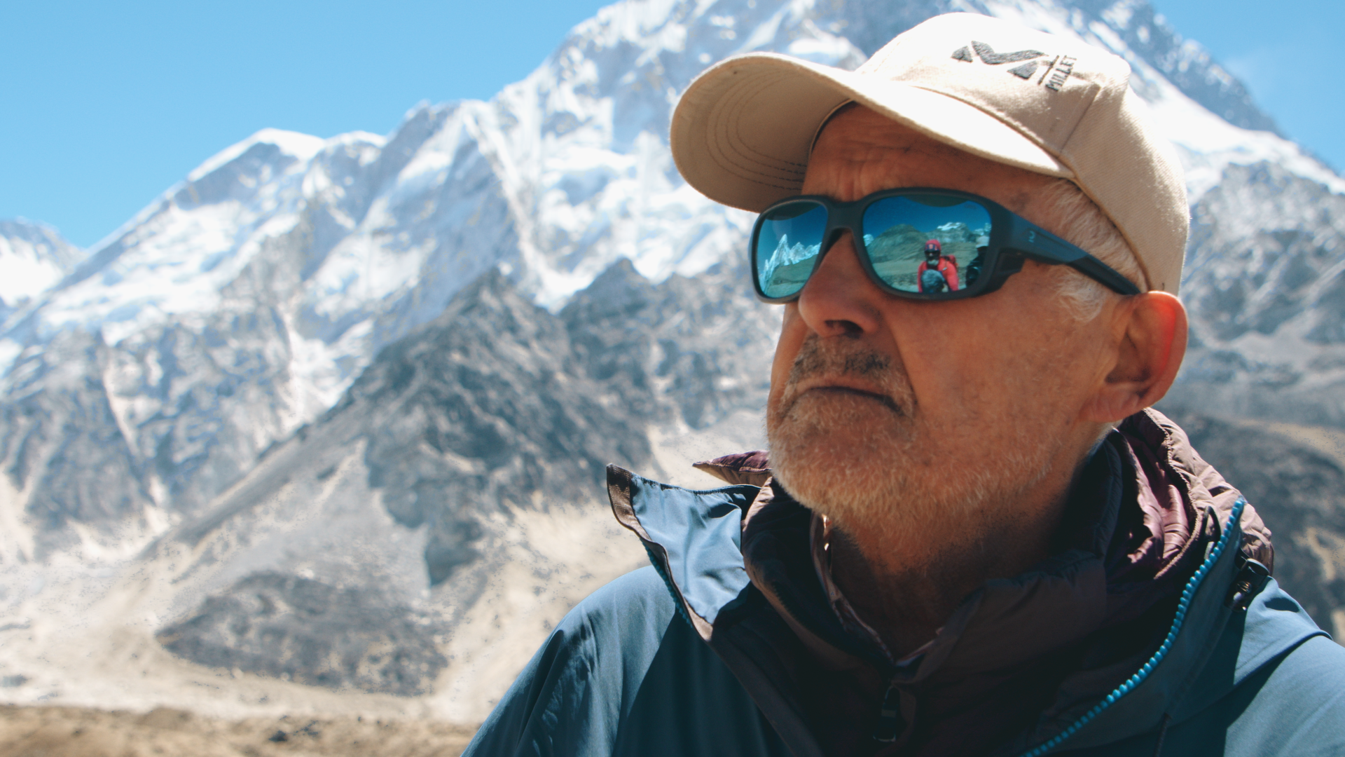 Marc Batard au premier plan, montagnes en arrière-plan
